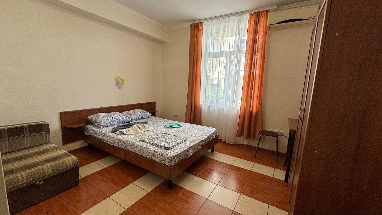 Трехместный номер с собственной ванной комнатой