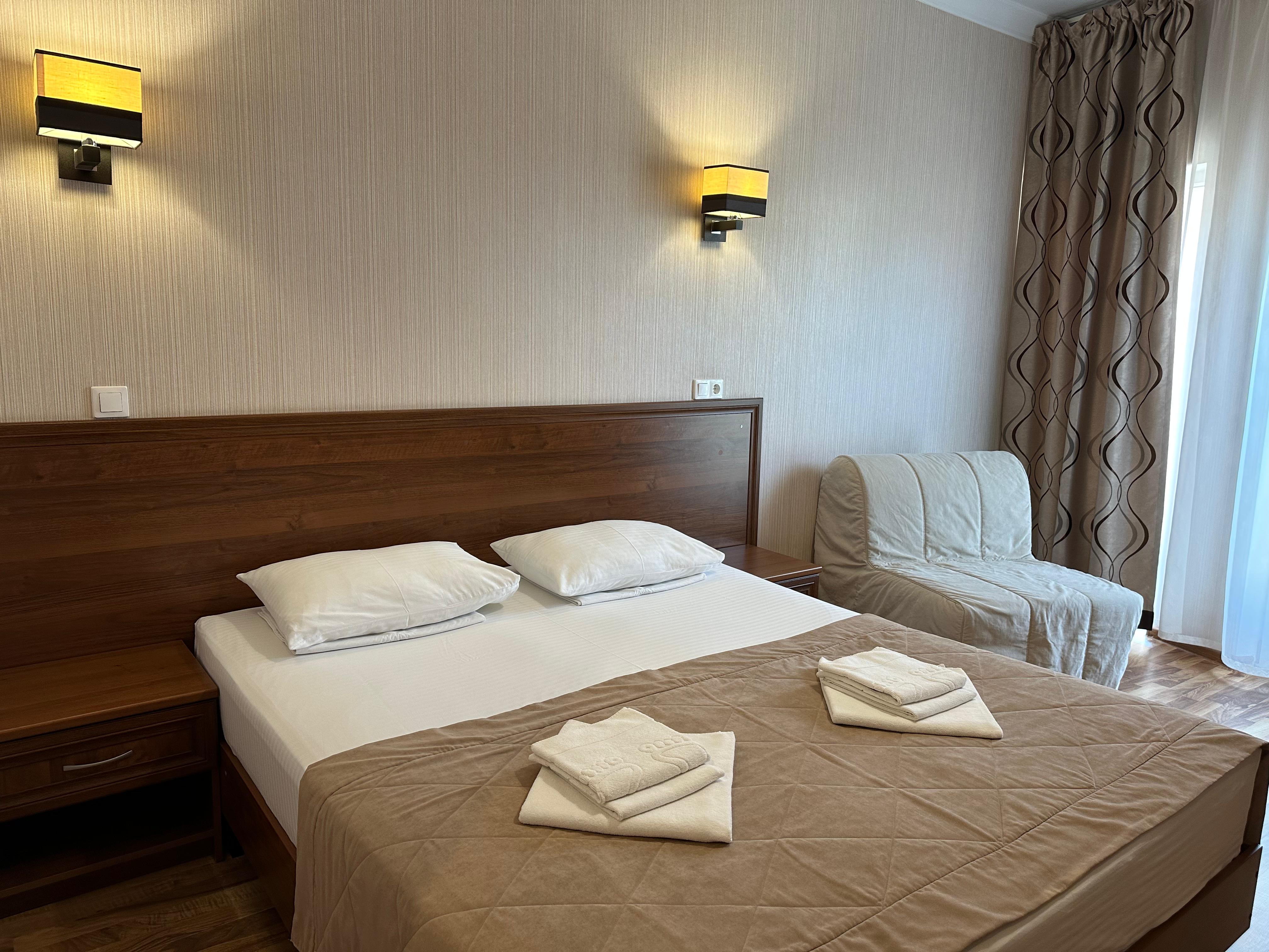 Двухместный номер с увеличенной площадью и мини-балконом на фасаде