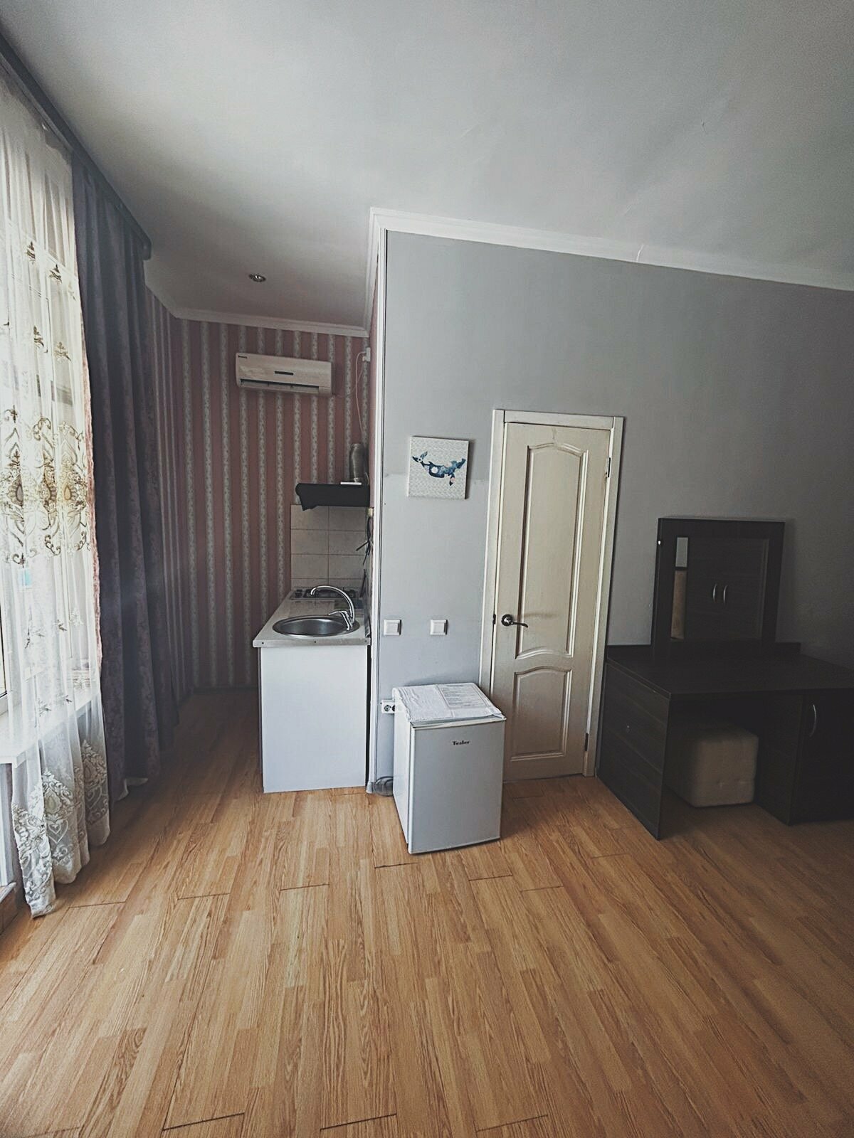 Номер-студия с кроватью размера "king-size" и диван-кроватью