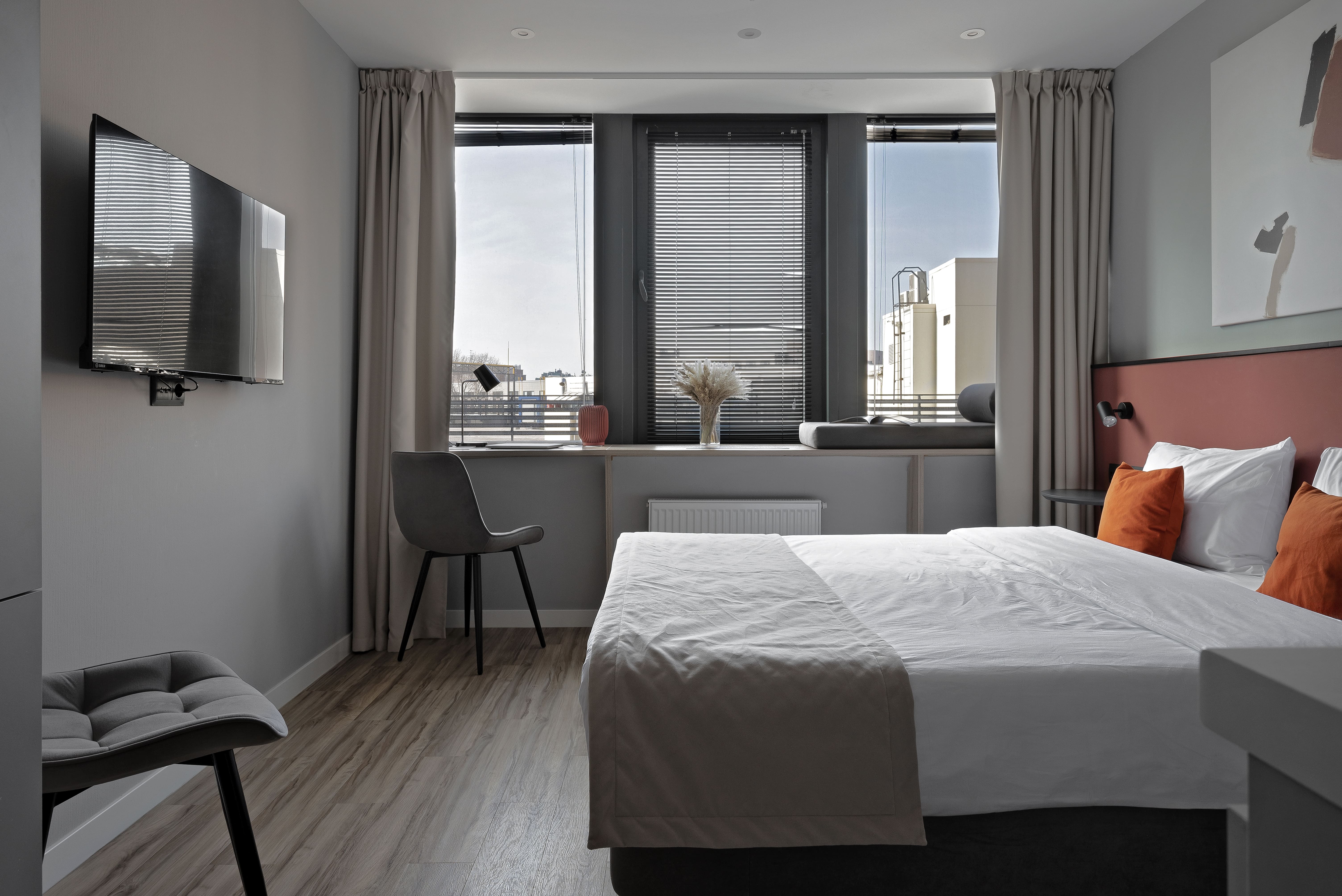 Студия с глухим остеклением