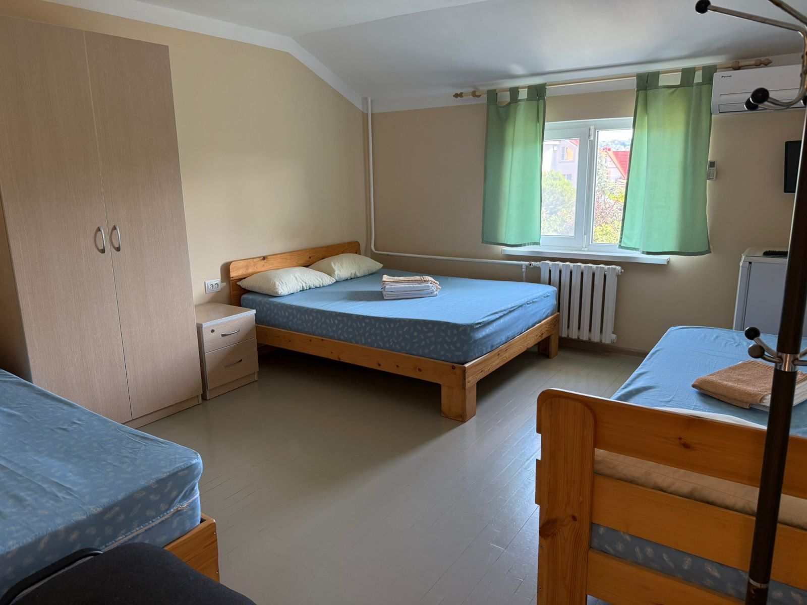 Четырехместный номер эконом-класса с общими удобствами на этаже