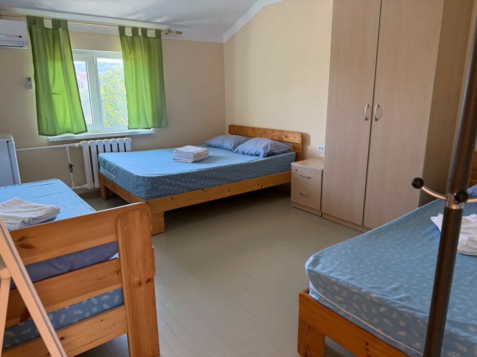 Четырехместный номер эконом-класса с общими удобствами на этаже