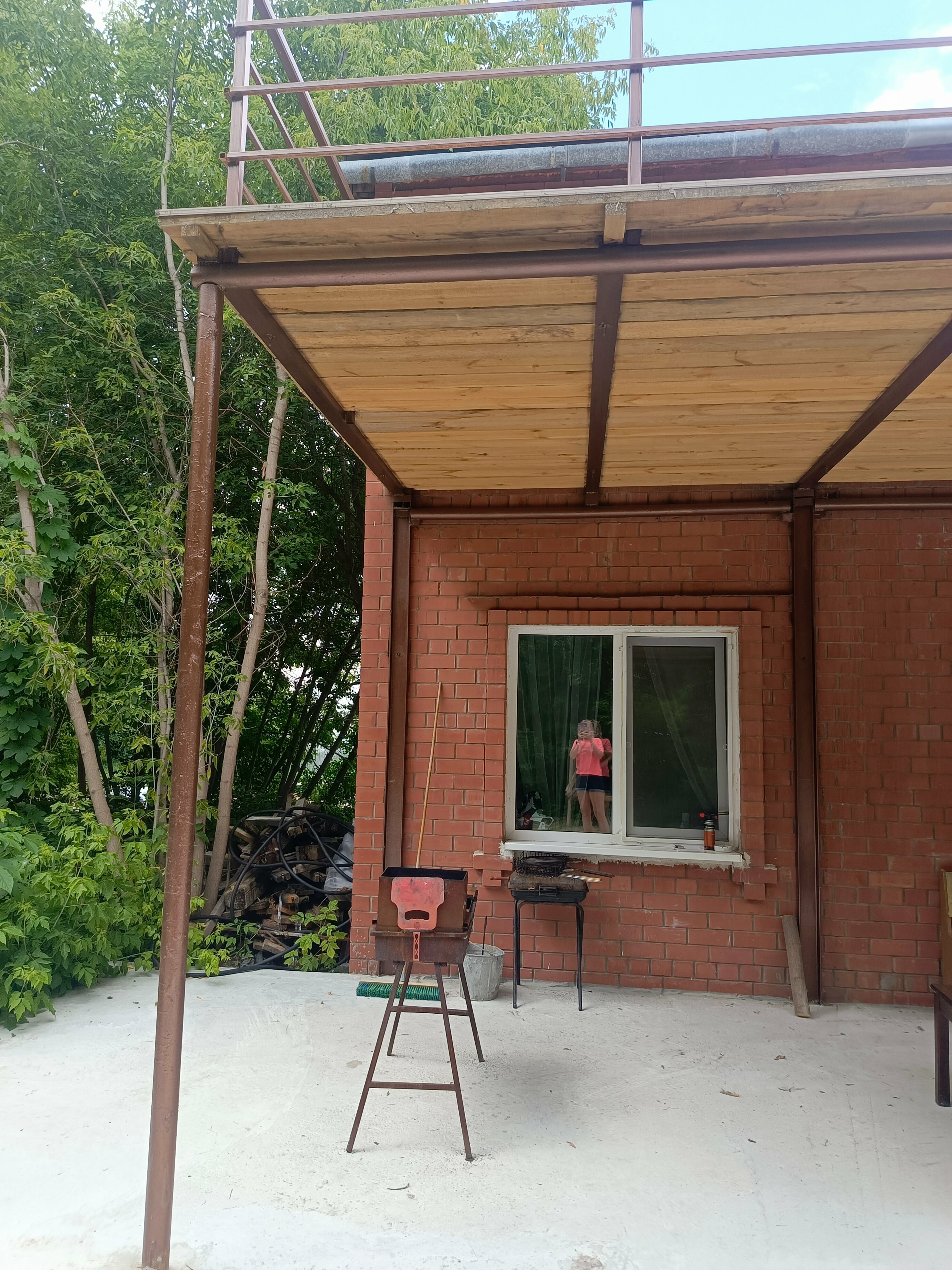 Дом у протоки и рядом озера.