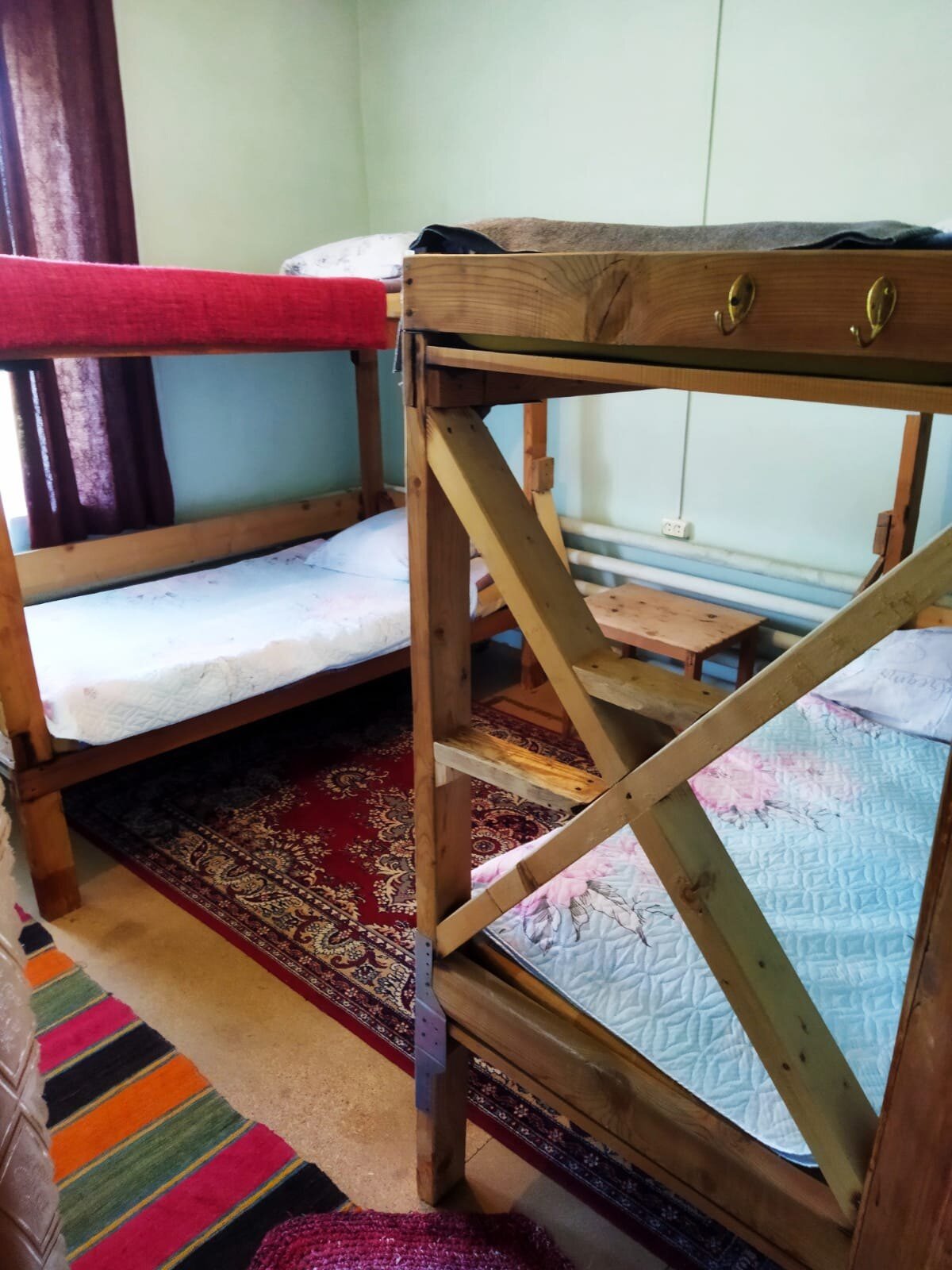 Кровать в общем 4-местном номере для мужчин и женщин