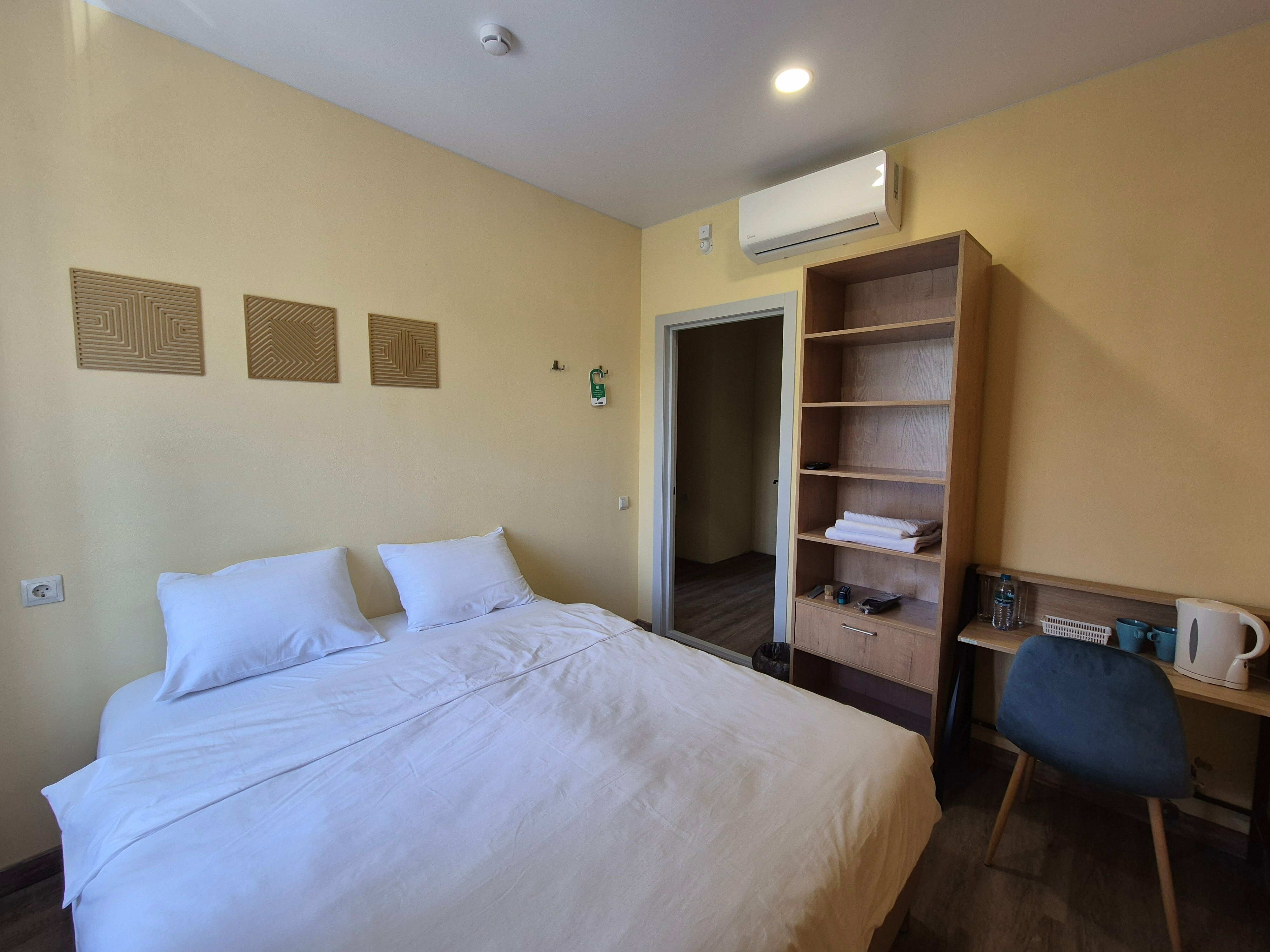 Двухместный номер с 2 отдельными кроватями и общей ванной комнатой