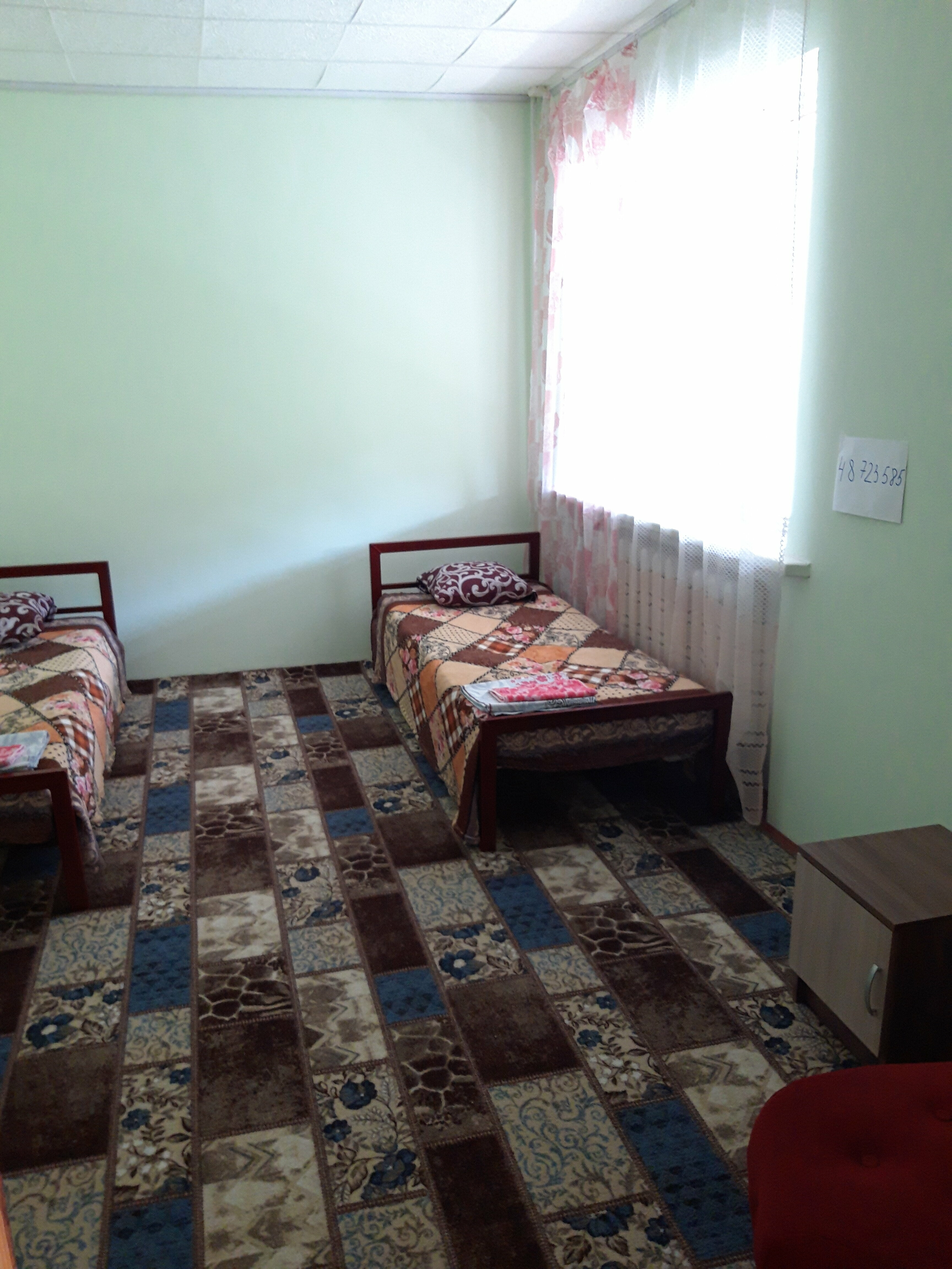 Двухместный номер с 2 отдельными кроватями и общей ванной комнатой