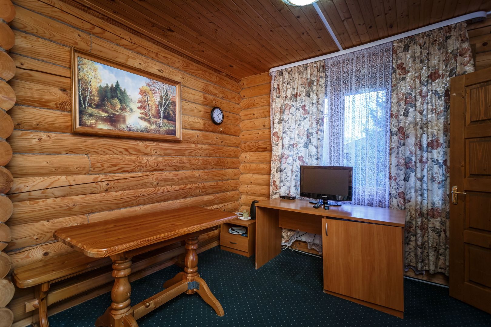 Трехместный номер с видом на озеро