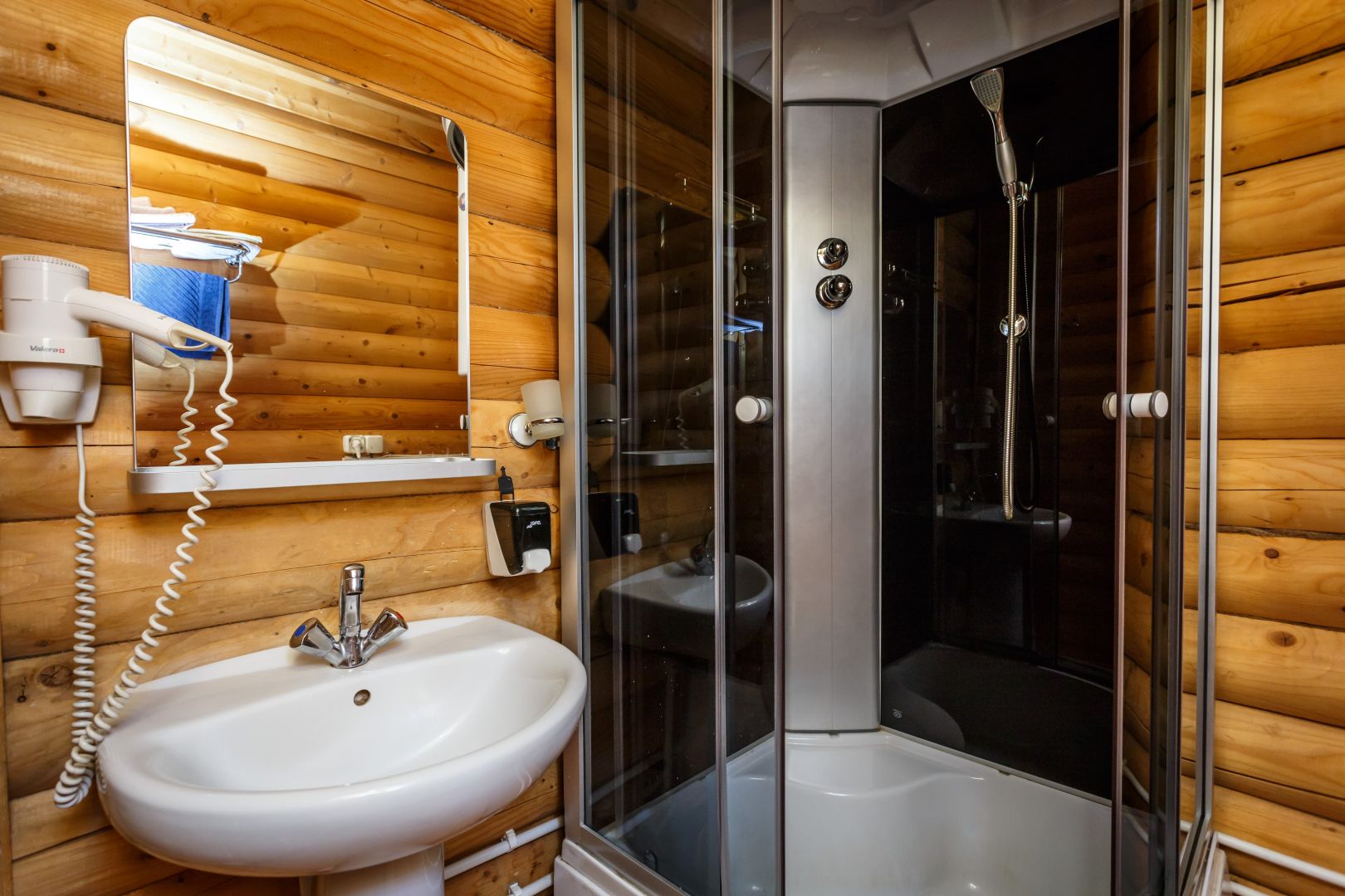 Трехместный номер с видом на озеро