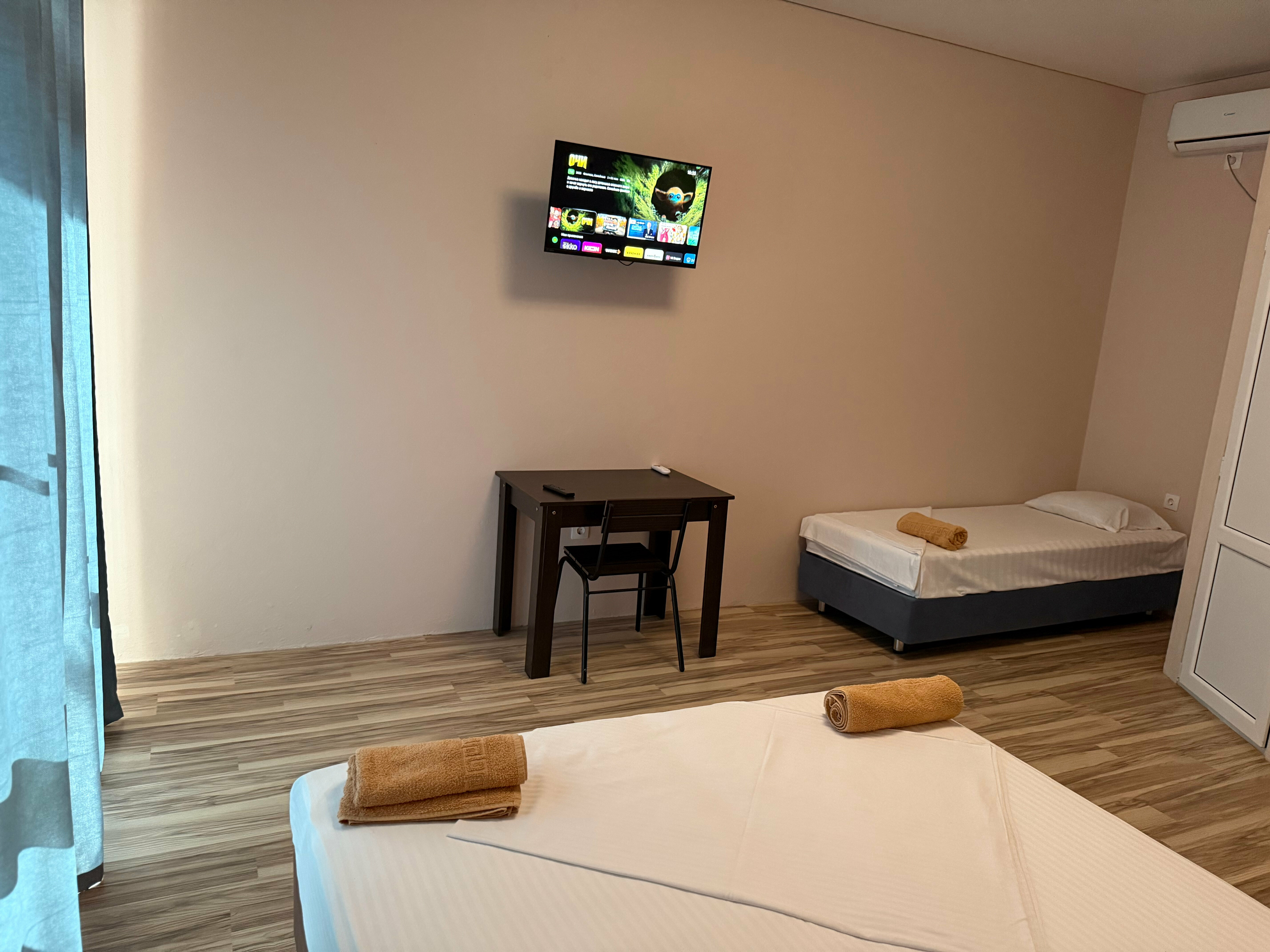 Трехместный номер «Комфорт» с душем