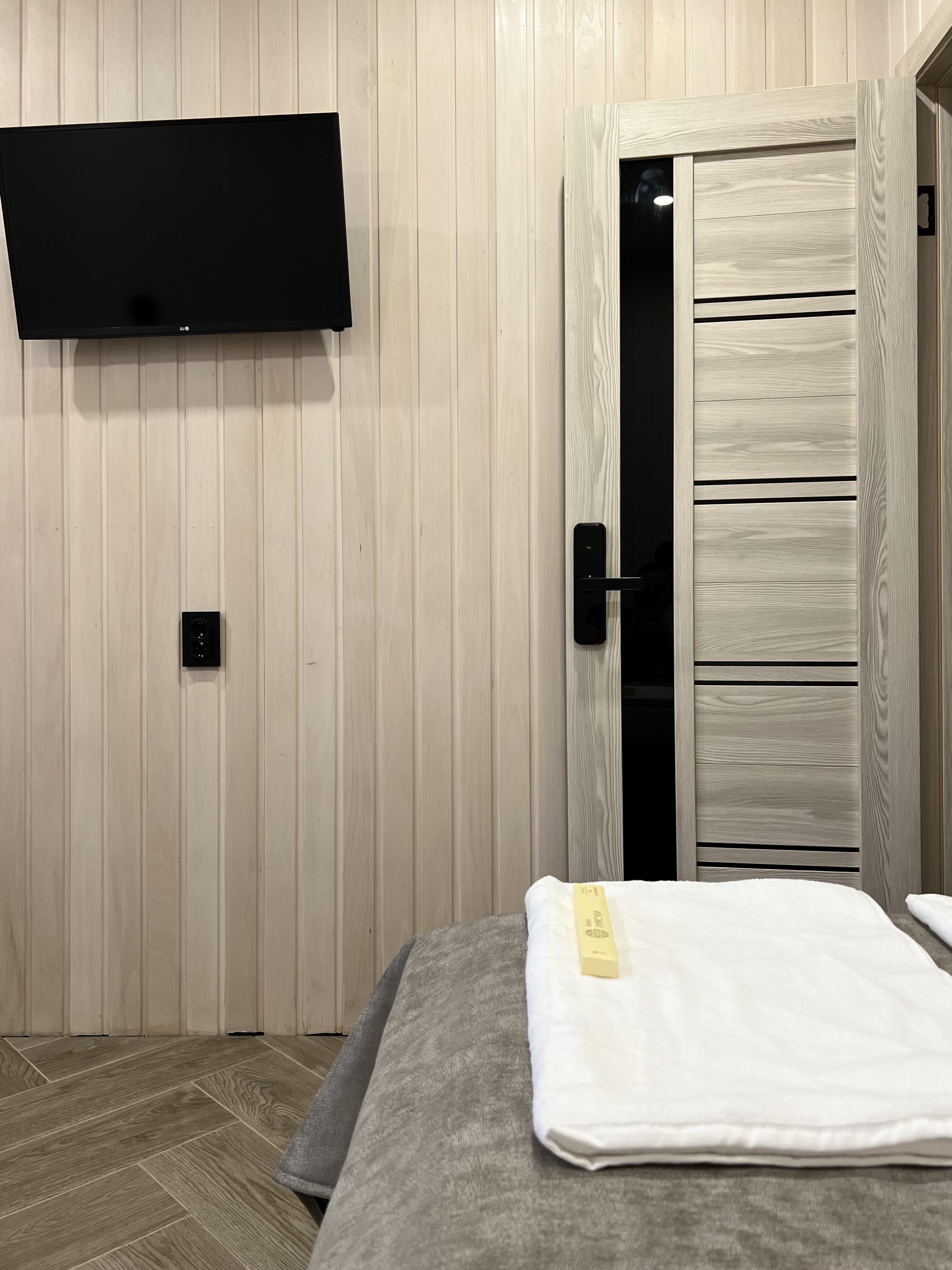 Стандартный двухместный номер с 2 отдельными кроватями и общей ванной комнатой