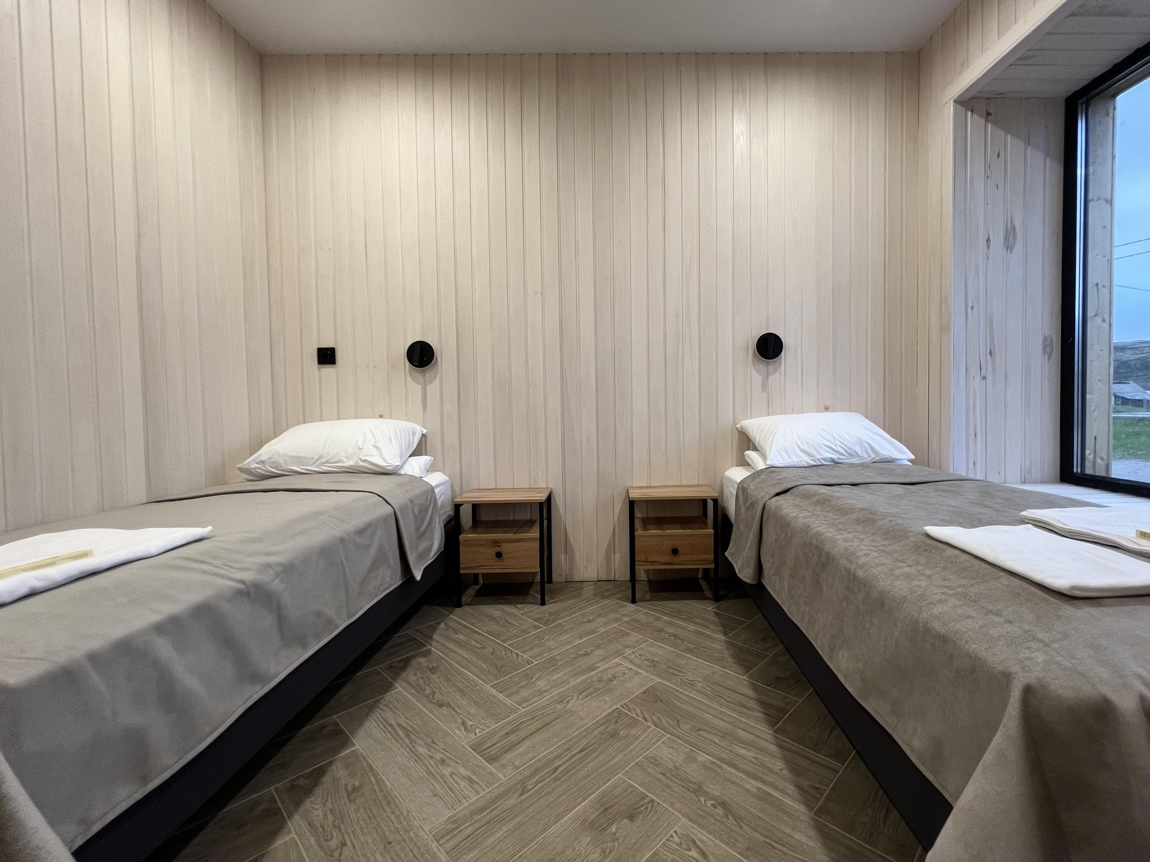 Стандартный двухместный номер с 2 отдельными кроватями и общей ванной комнатой