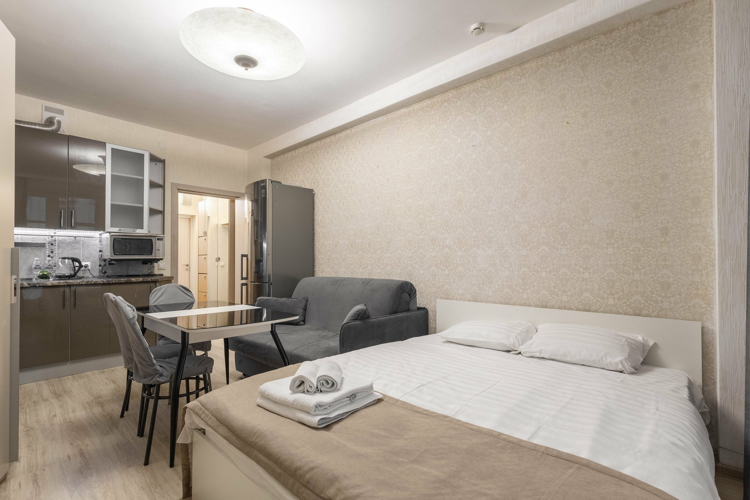 Номер с двумя двуспальными кроватями и диваном, ванной комнатой, кухней и лоджией