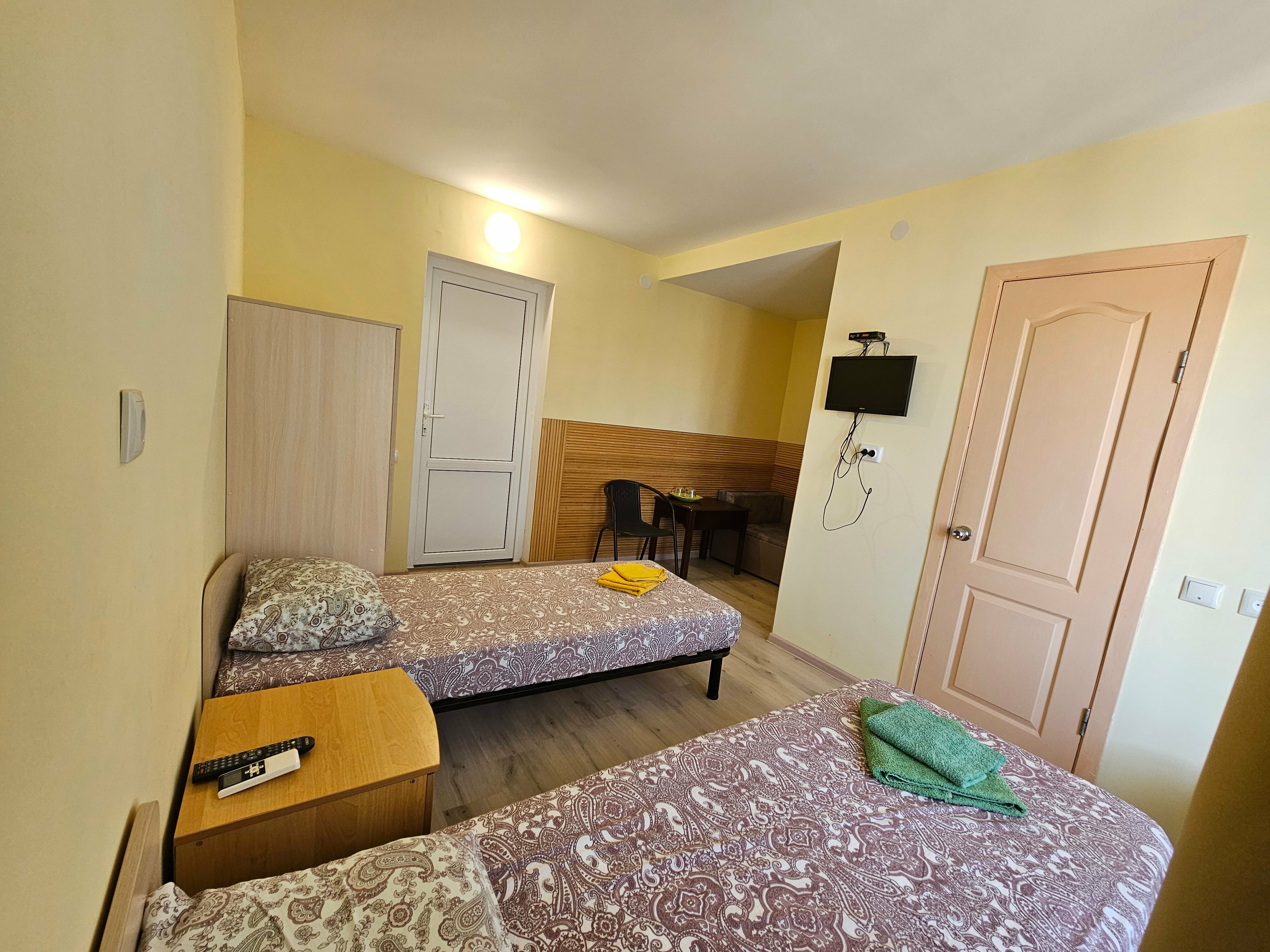 Двухместный номер эконом-класса с 2 отдельными кроватями