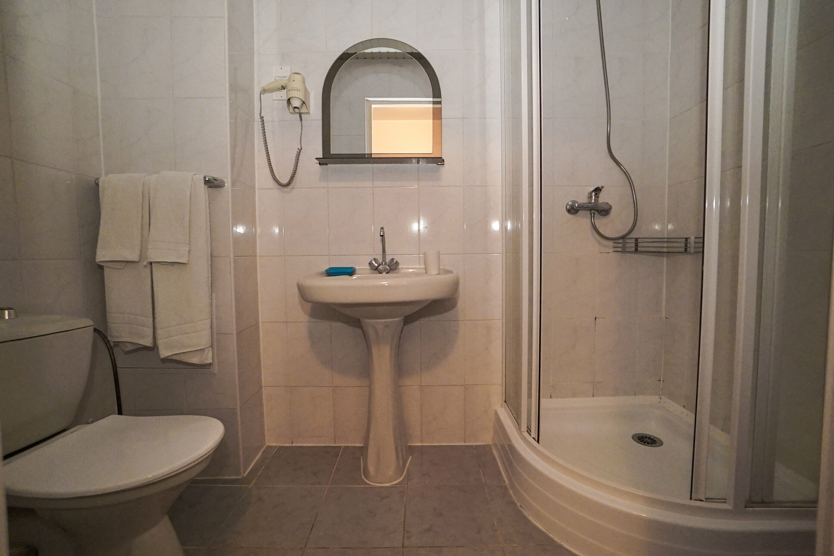 Трёхместный (2 взрослых+ребёнок) номер без балкона с видом на посёлок