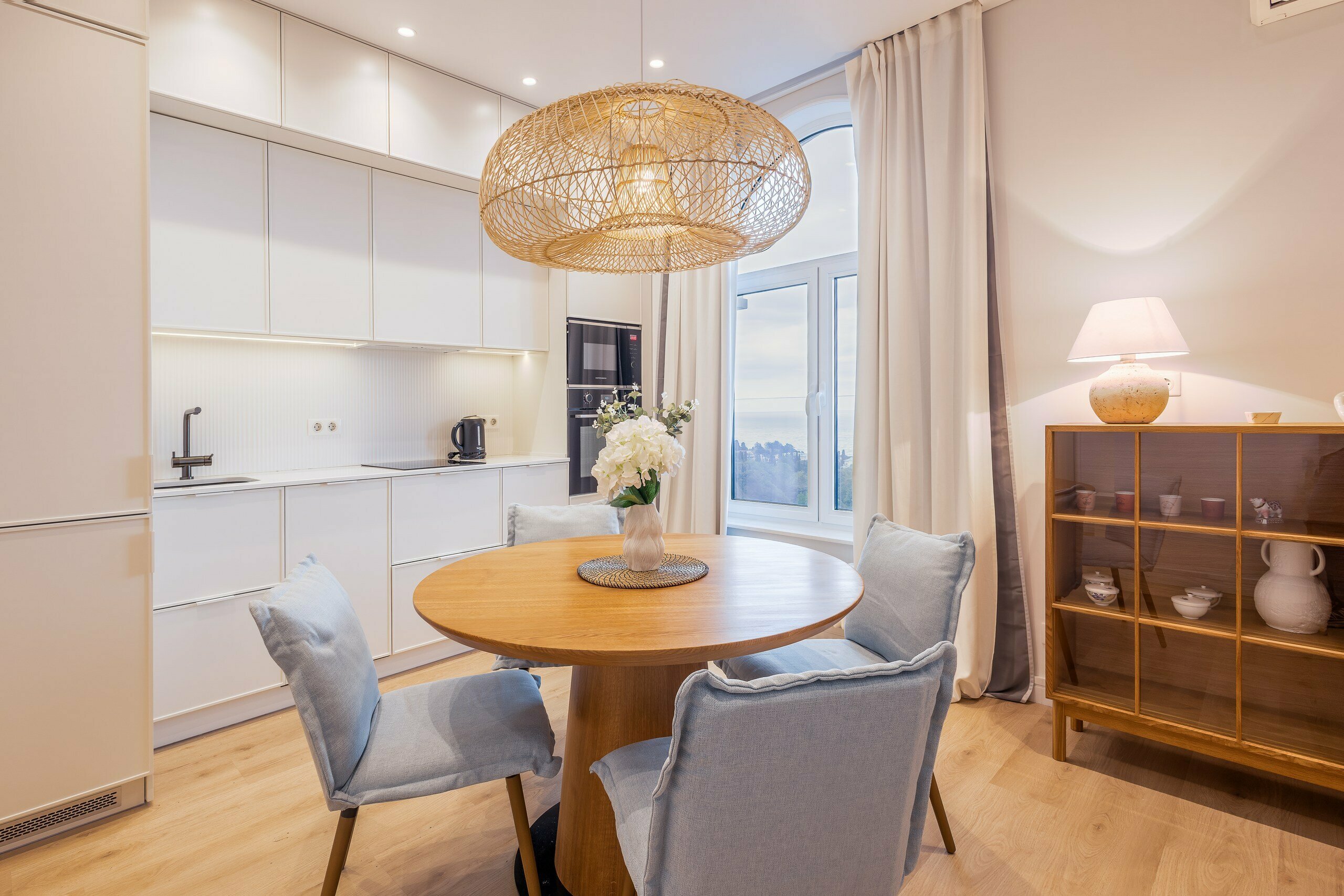 Апартаменты Люкс с балконом и видом на море (12 этаж)