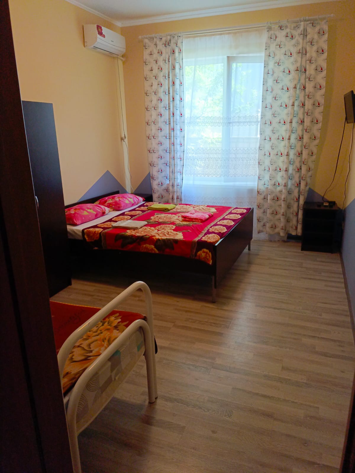 Семейный номер с общей ванной комнатой