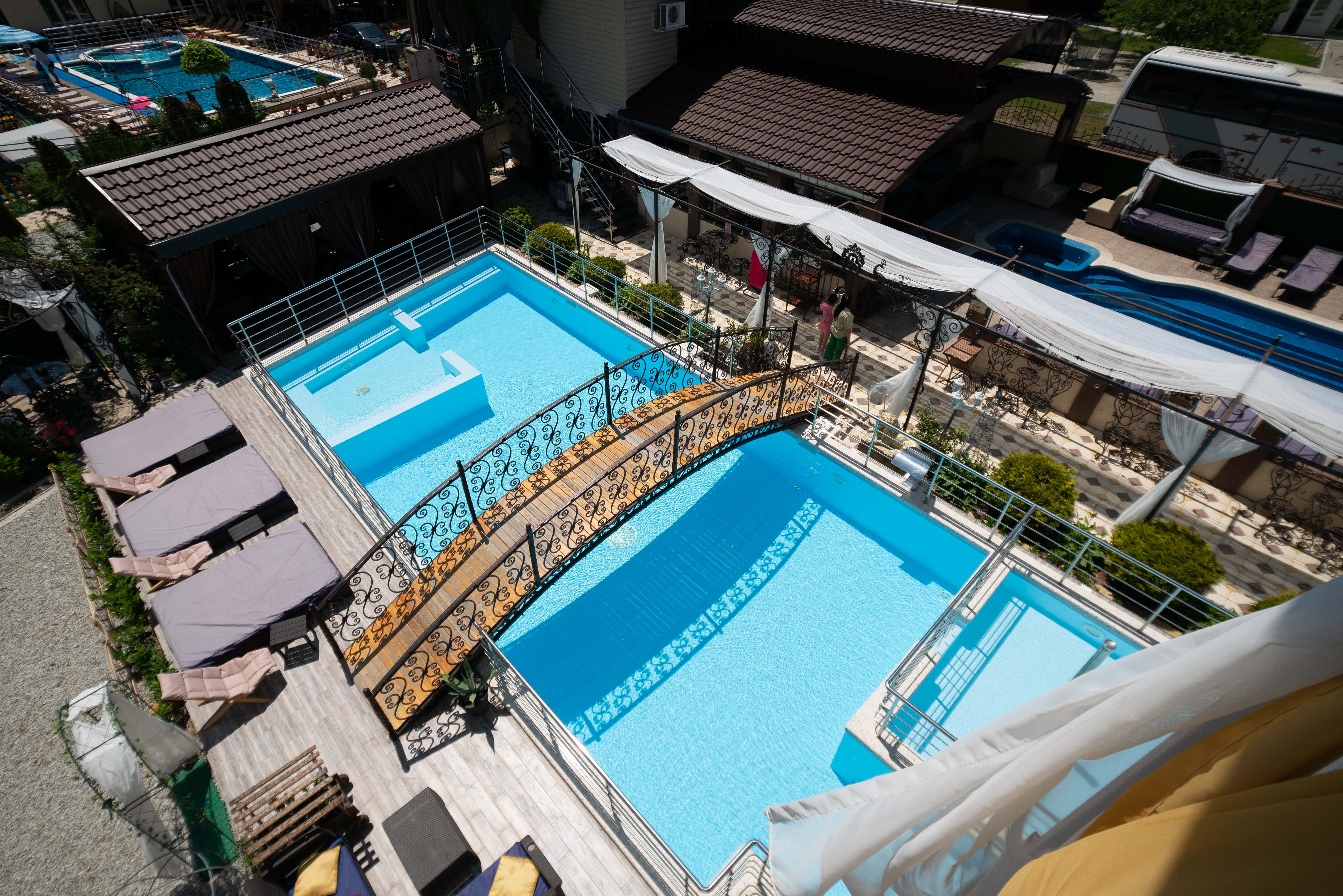 DE LUXE (террасой и видом на бассейн)