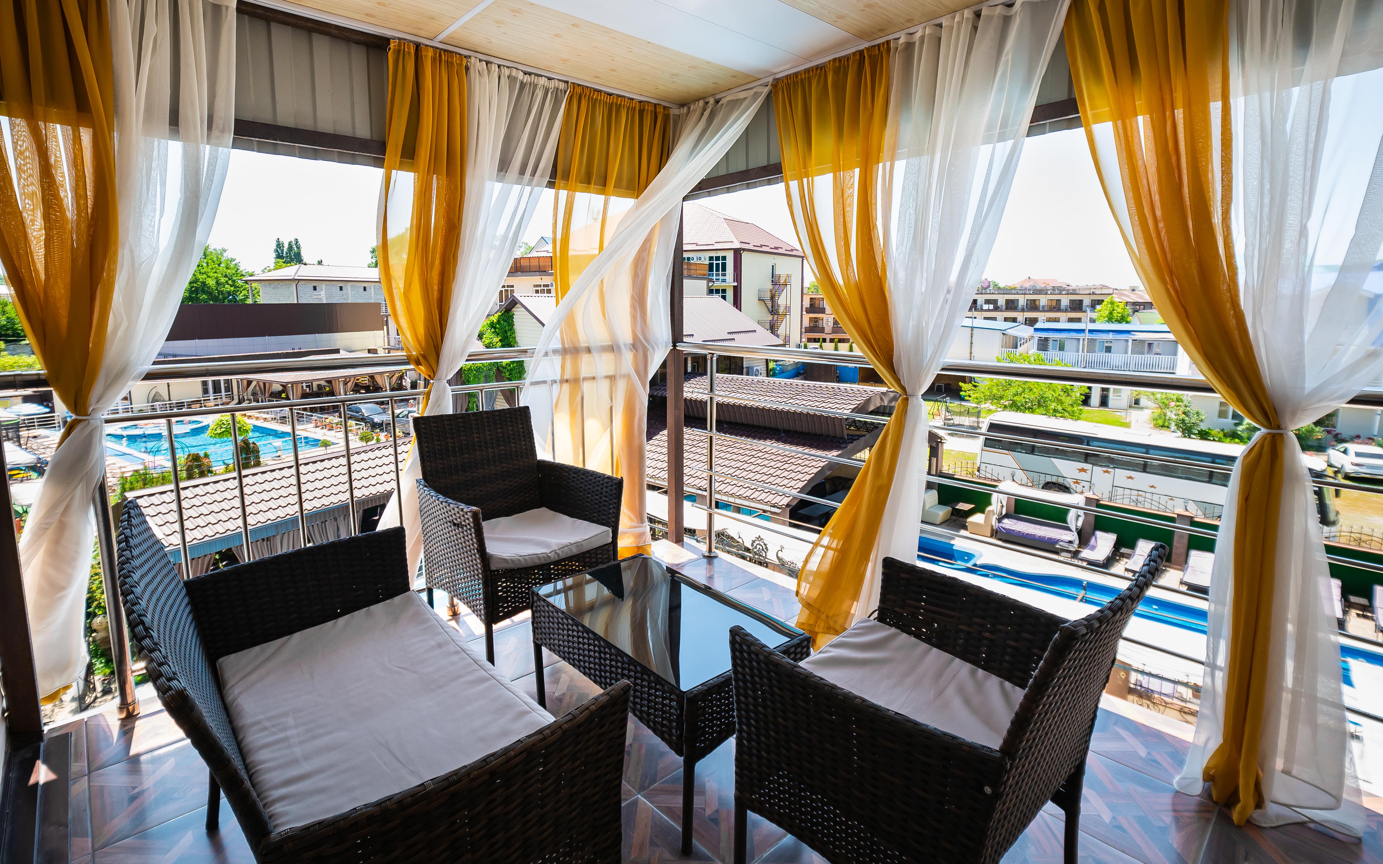 DE LUXE (террасой и видом на бассейн)