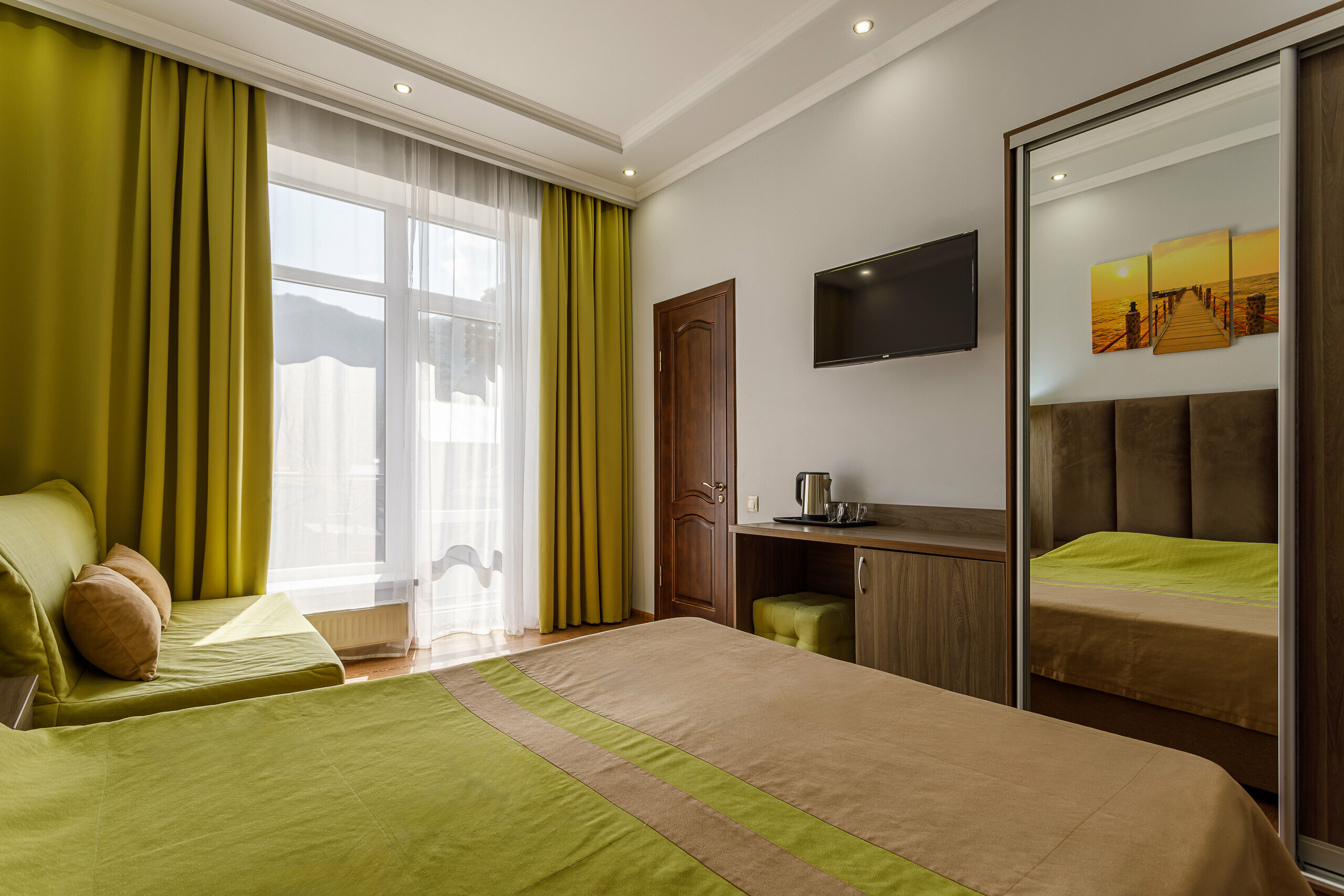 Трехместный номер с видом на горы