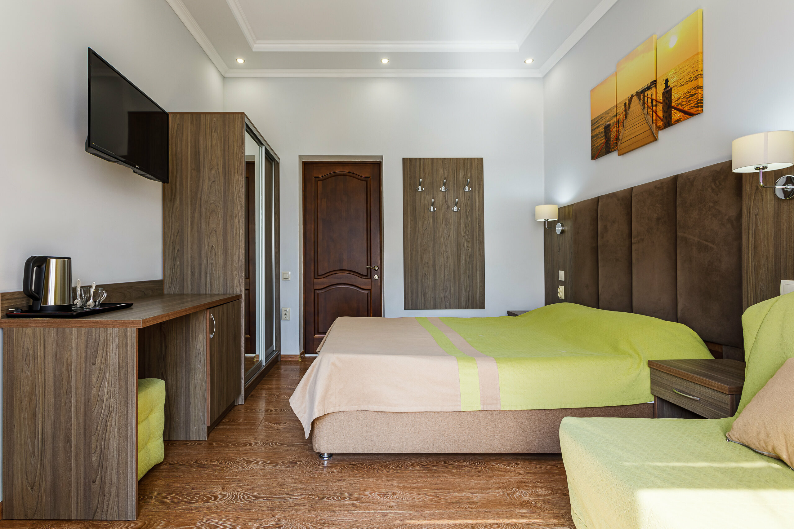 Трехместный номер с видом на горы