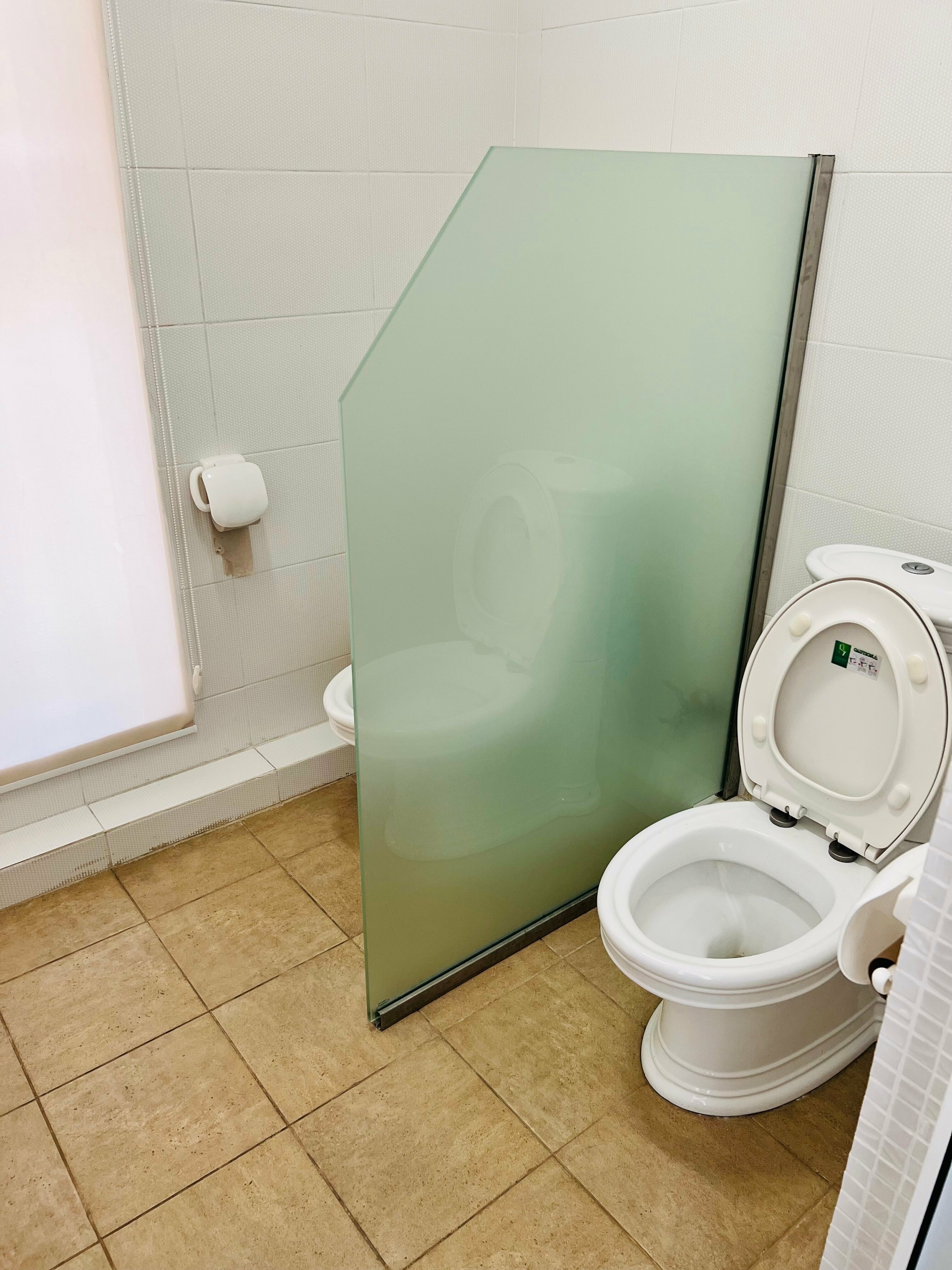 Спальное место на двухъярусной кровати в общем номере для мужчин и женщин