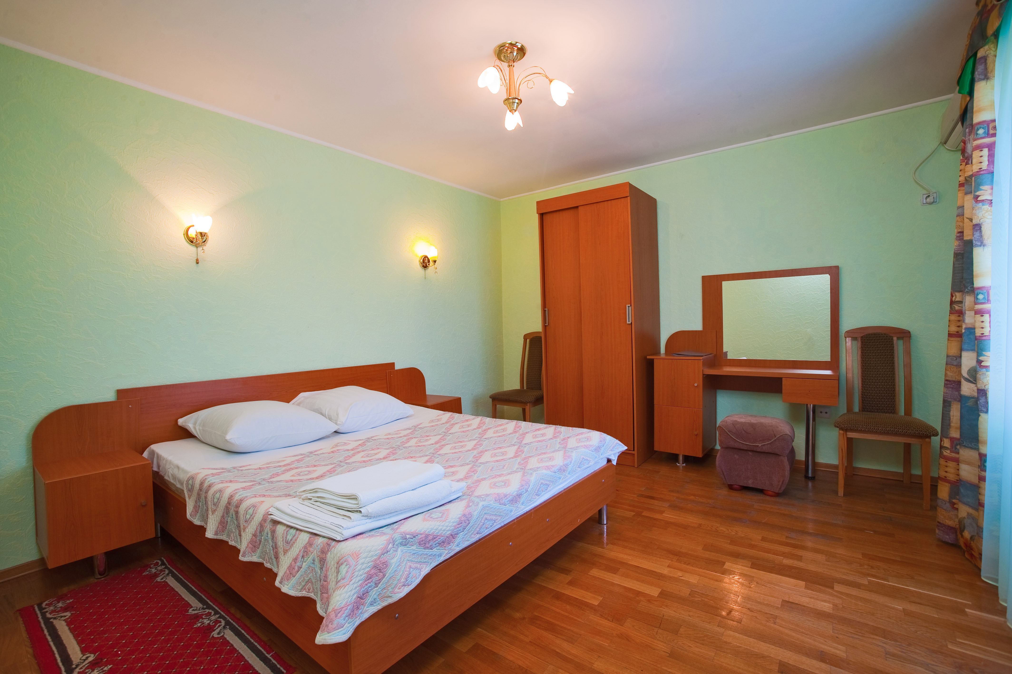 Четырехместный номер эконом-класса с общей ванной комнатой