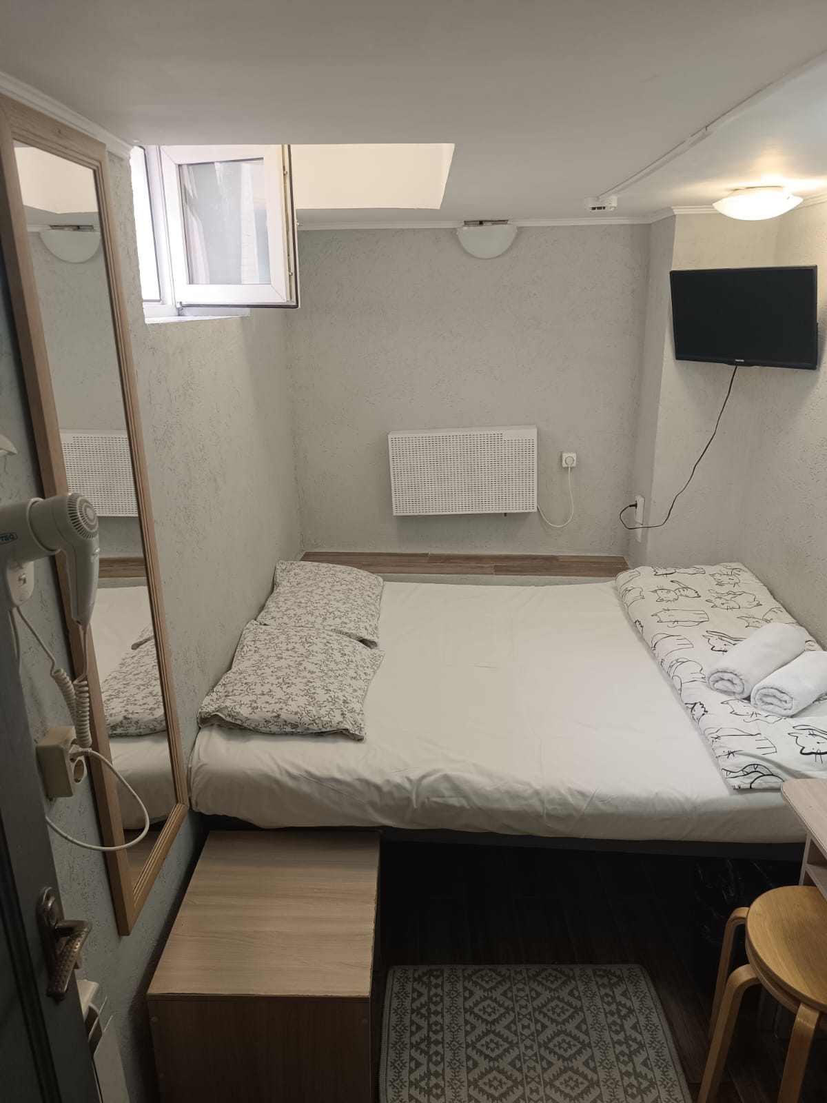 Небольшой двухместный номер с 1 кроватью и душем и телевизором