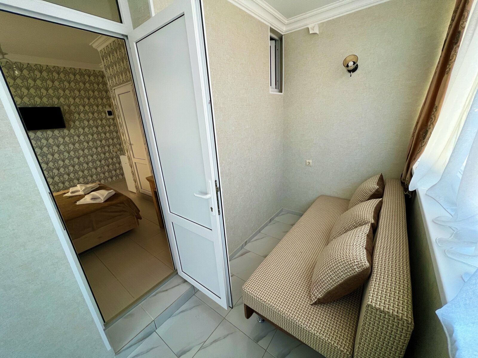 Трехместный номер с балконом