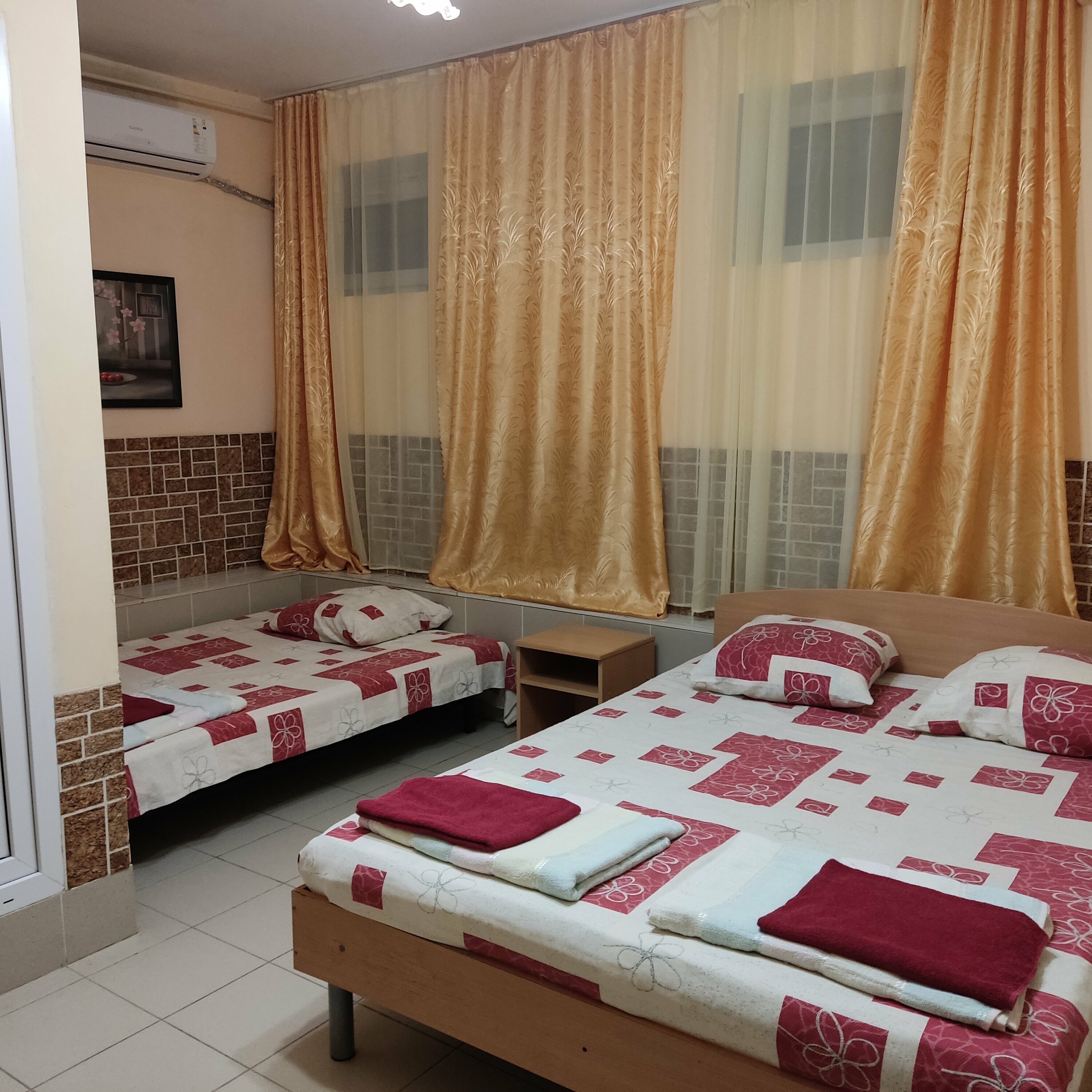 Трехместный номер эконом-класса (Цокольный этаж)