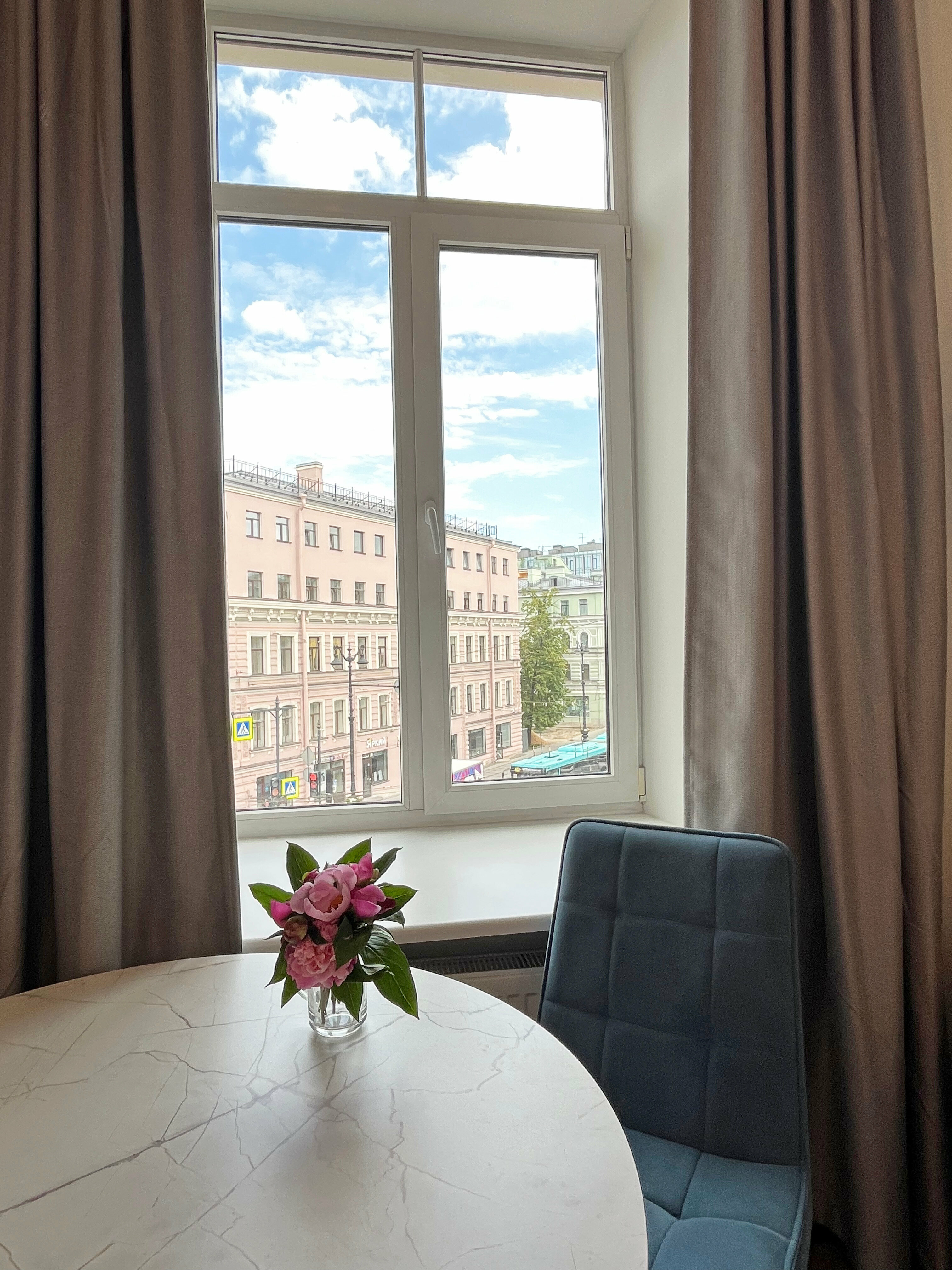 Полулюкс с панорамным видом и окном в ванной