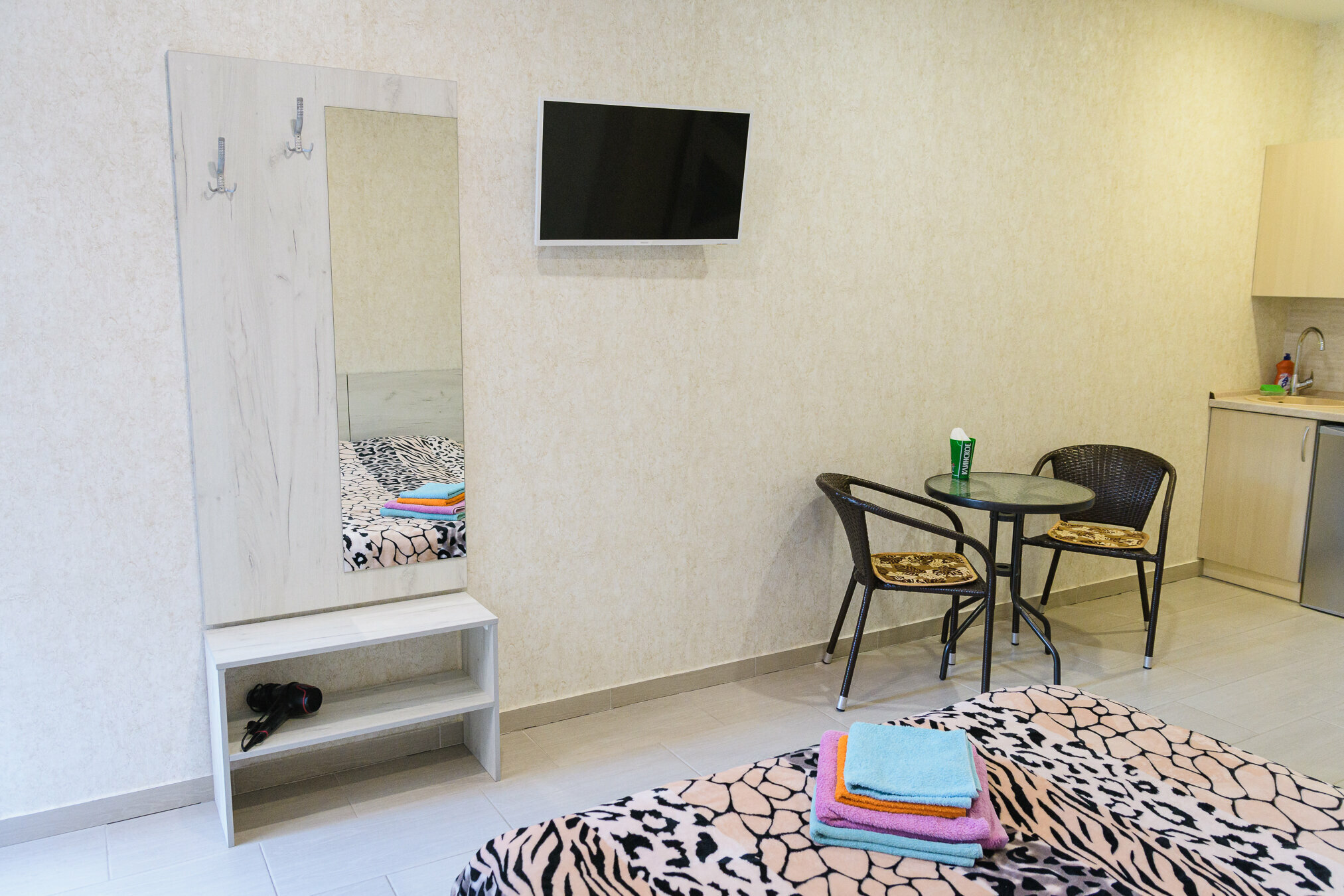 Двухместный номер с 1 кроватью или двумя отдельными кроватями, мини кухней и душевой.