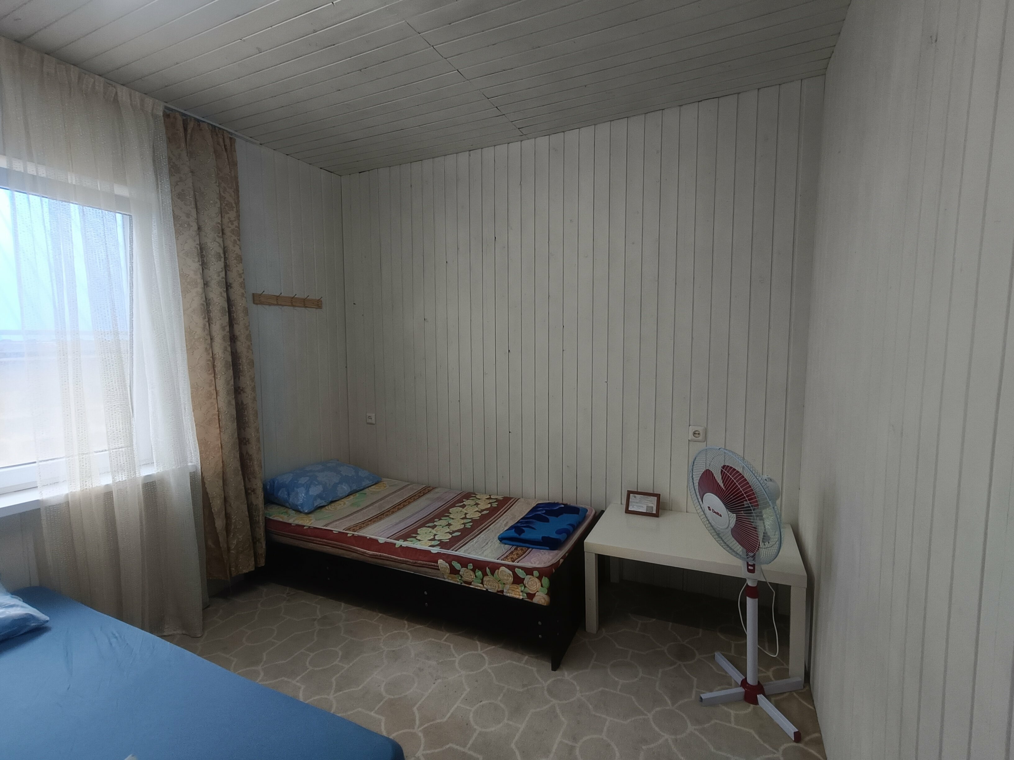 Трехместный номер эконом-класса с общей ванной комнатой