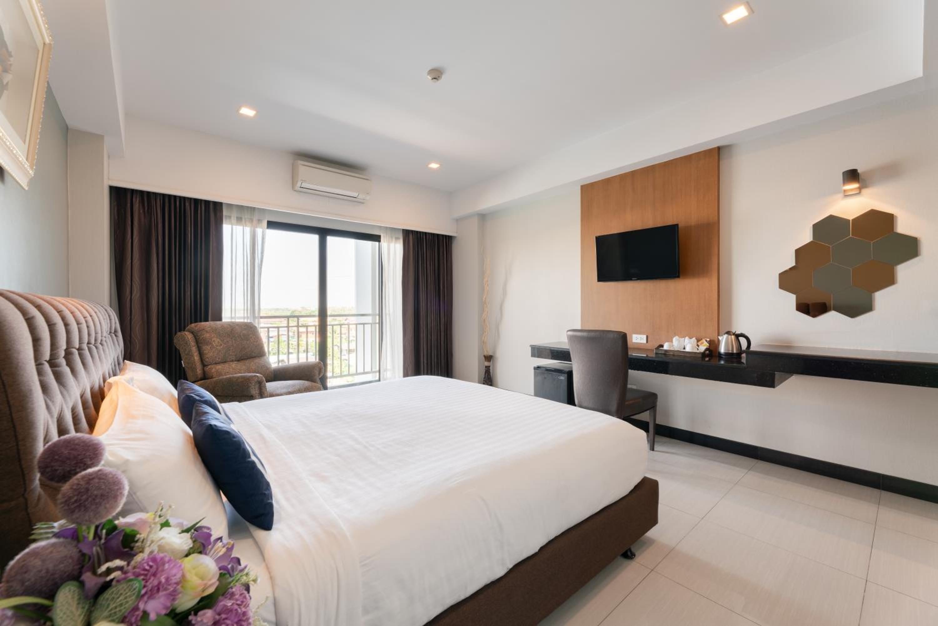 Deluxe Double Room with Balcony - Free Airport Shuttle