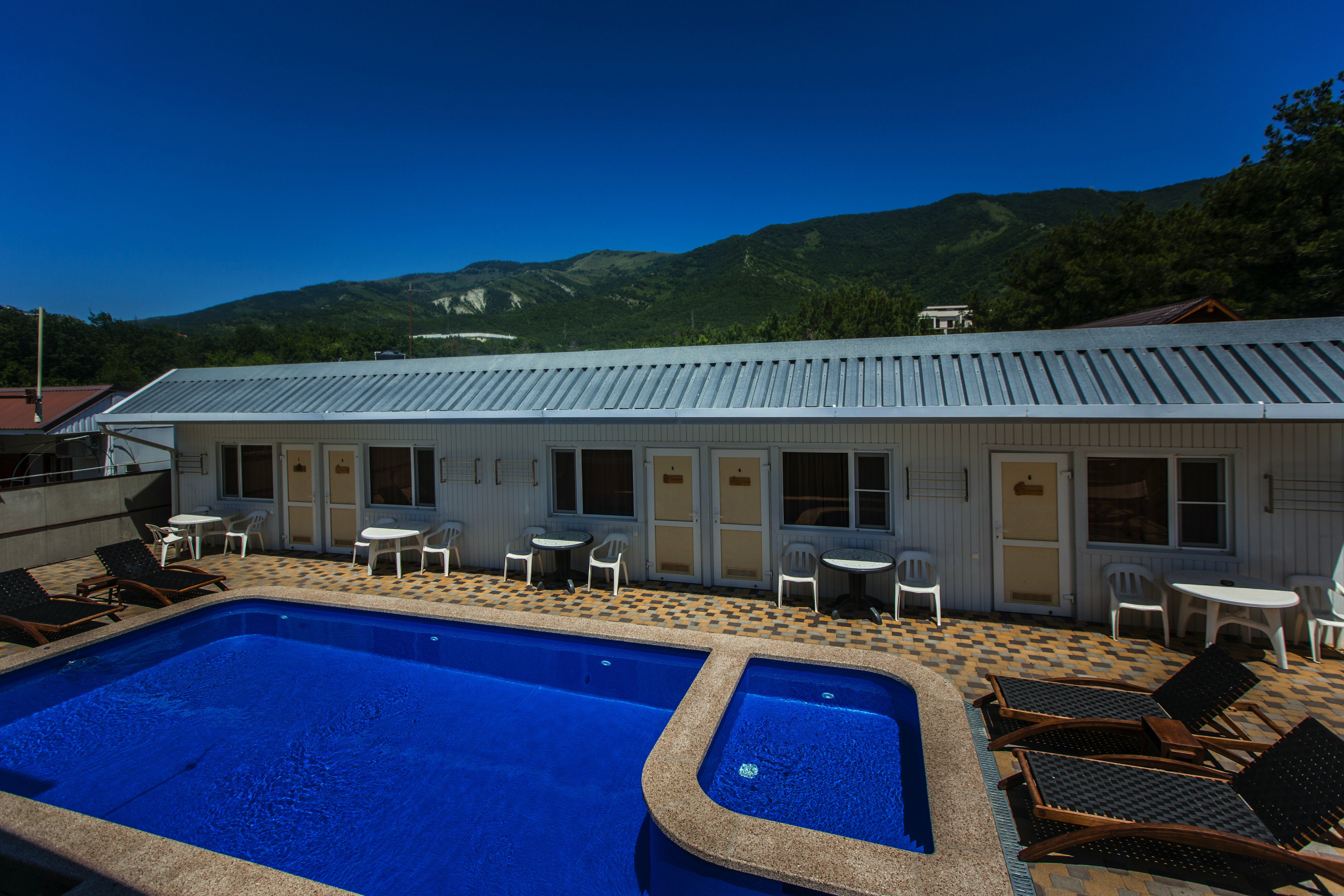 Трехместный номер с видом на бассейн