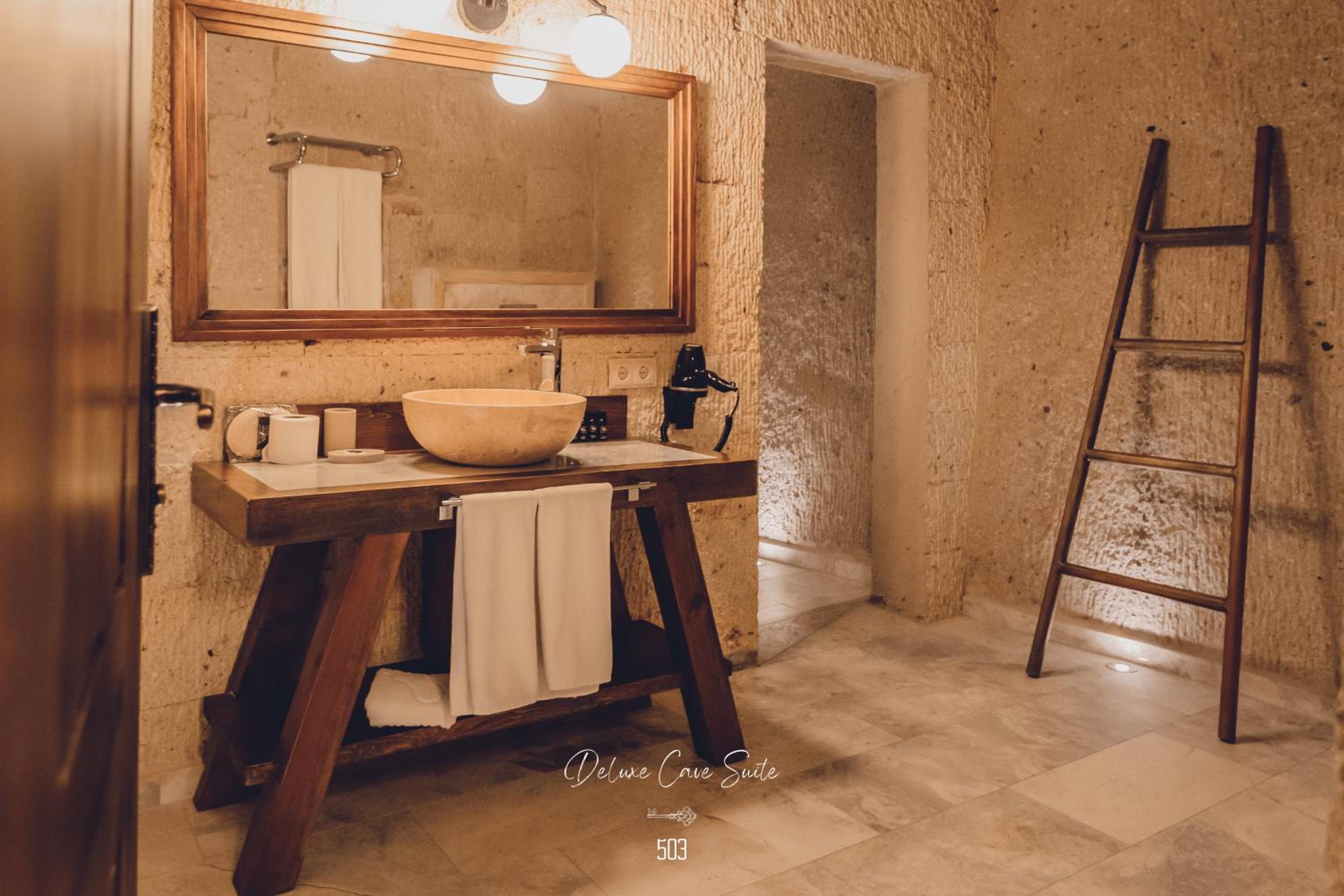 Deluxe Cave Suite With Fireplace