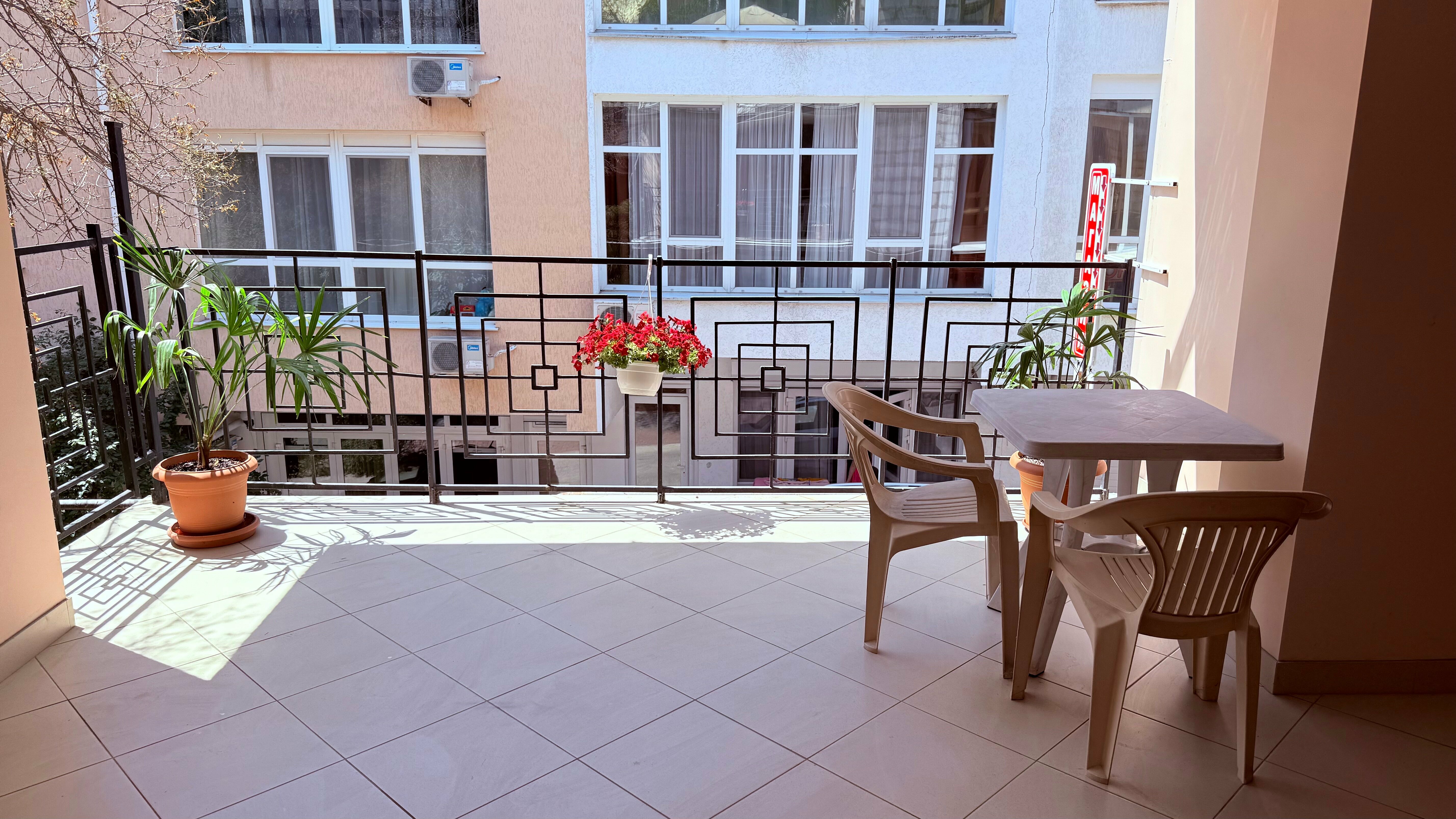 Студия с крытой террасой и кухней