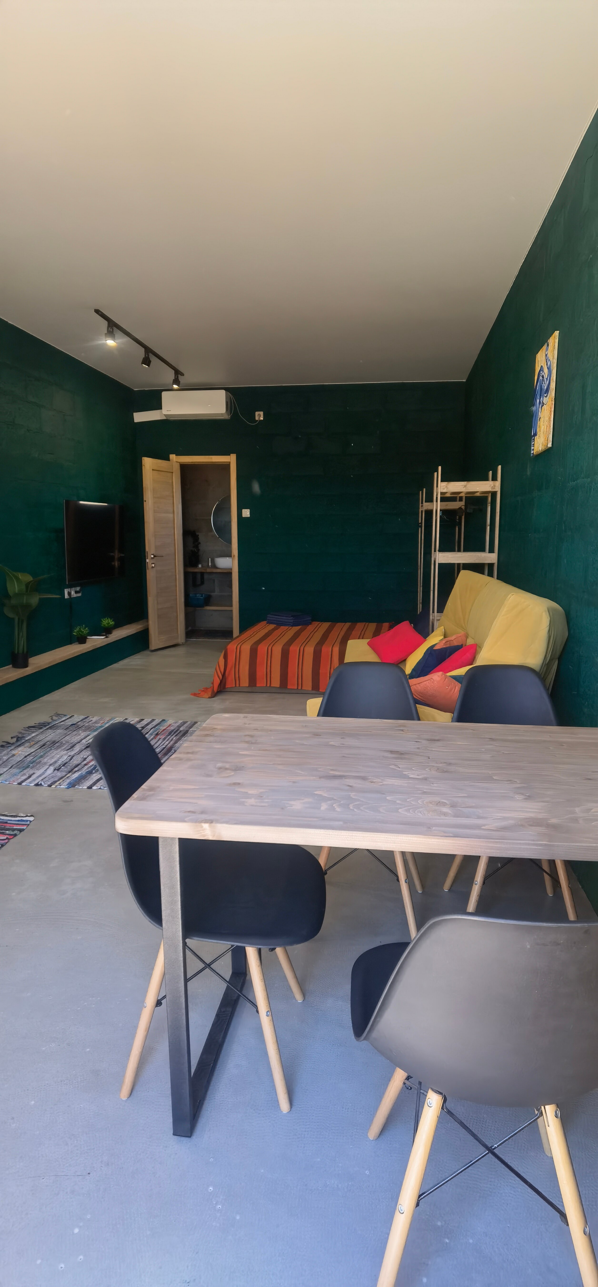 Номер-студия с кроватью размера "king-size" и диван-кроватью