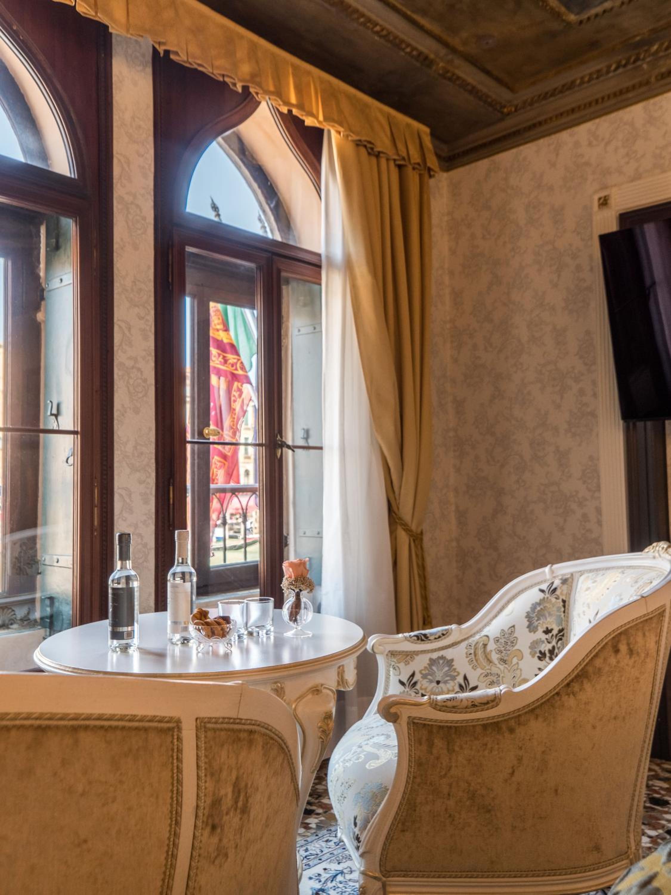 Junior Suite with Grand Canal View