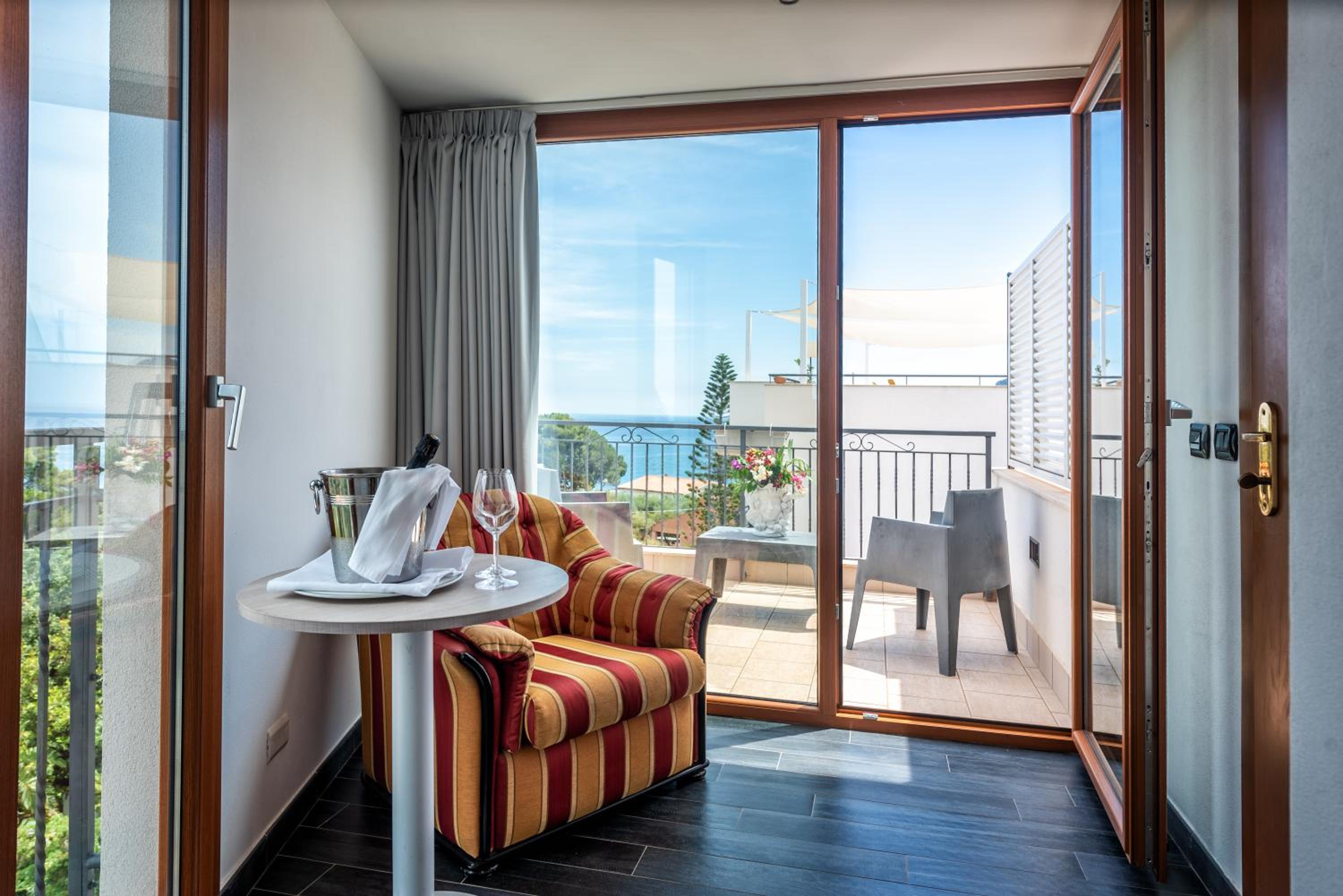 Deluxe Double or Twin Room with Sea View