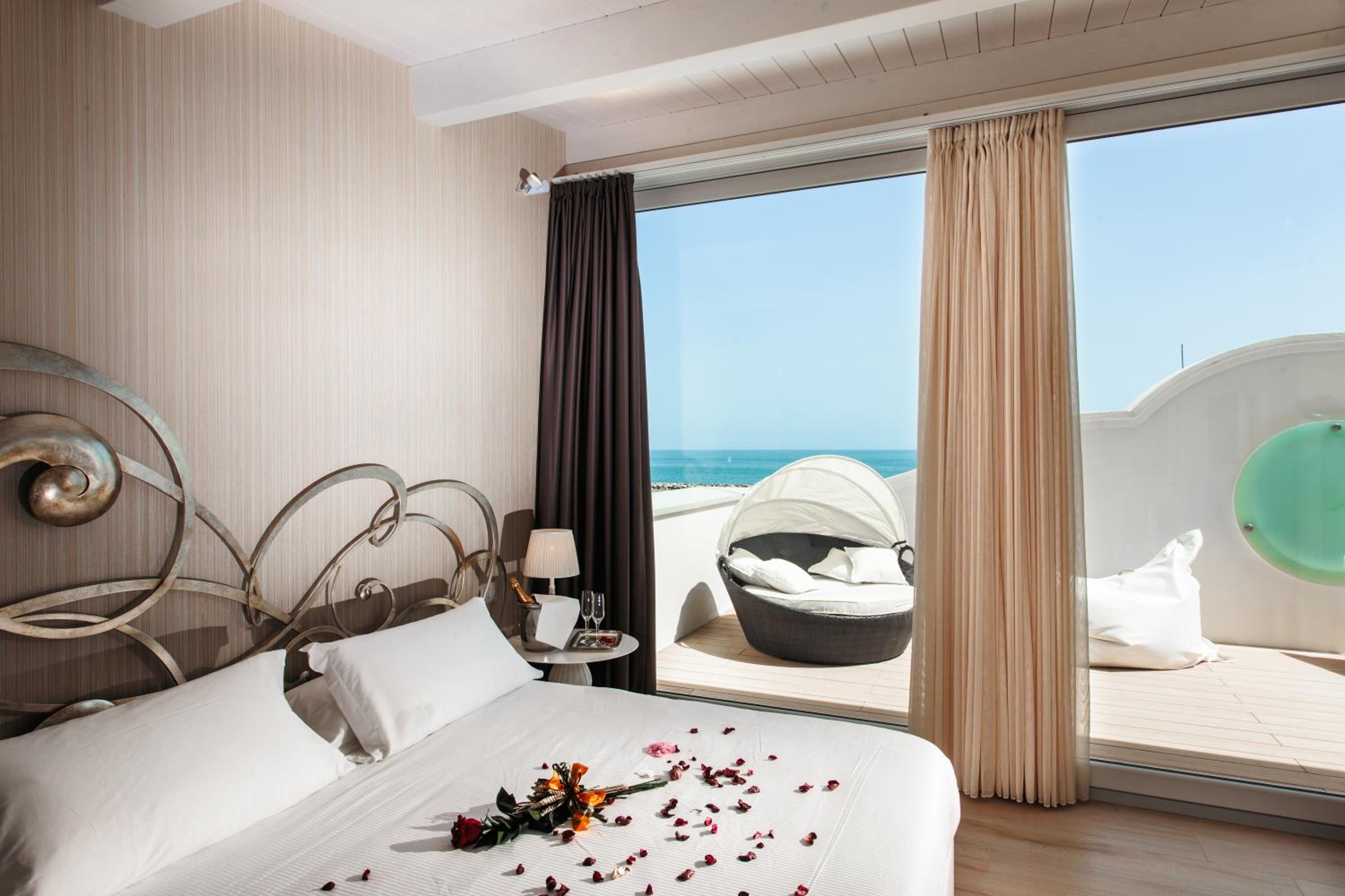Queen Suite with Sea View and Hot Tub