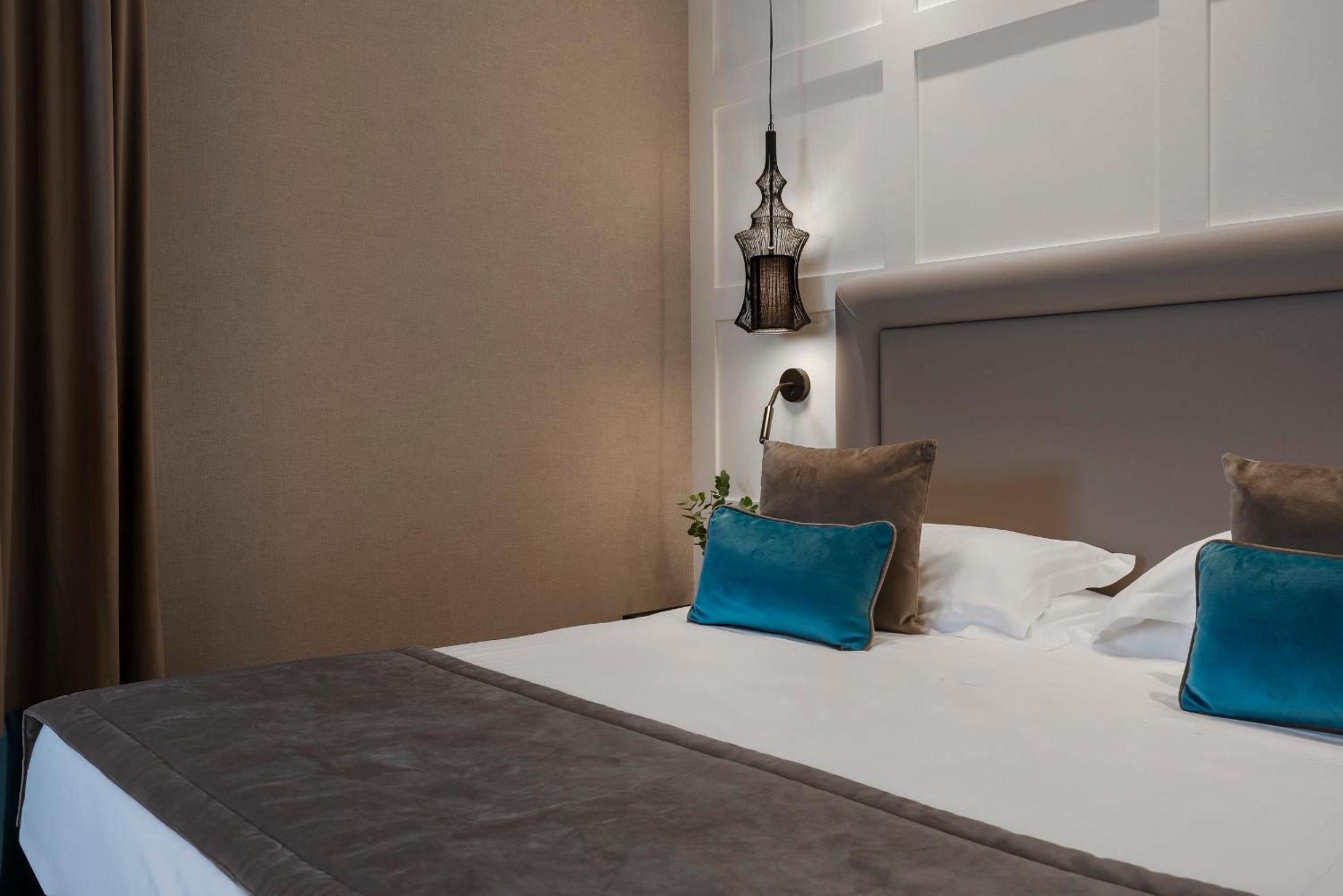 Junior Suite with Side Sea View