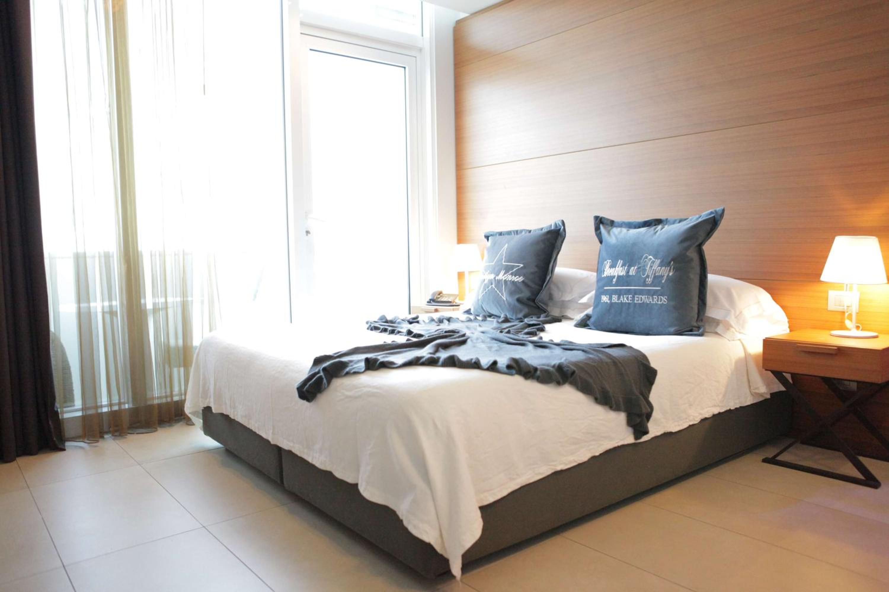 Junior King Suite with Spa Bath and Sea View