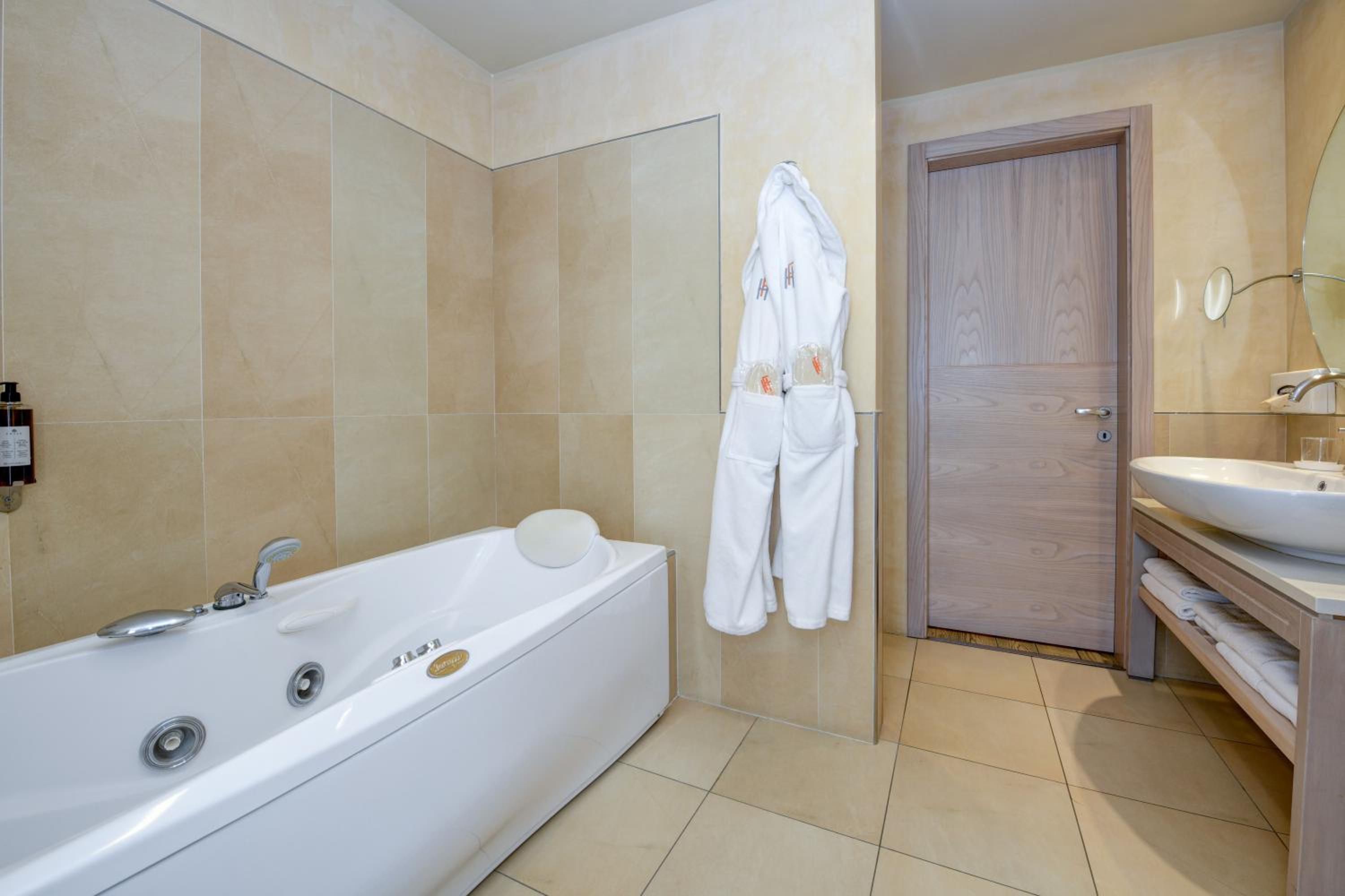 Junior Suite with Lake View