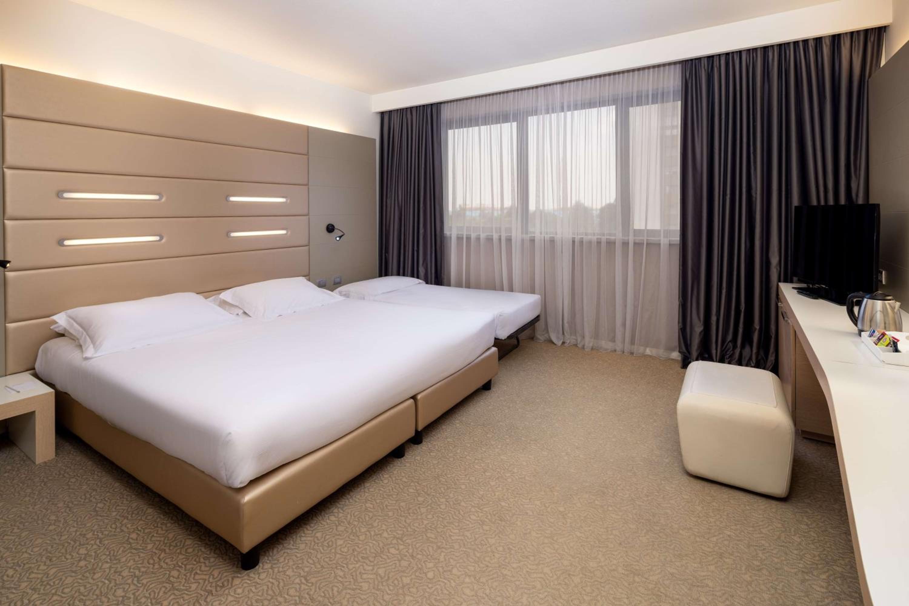 Standard King Room with Single Bed