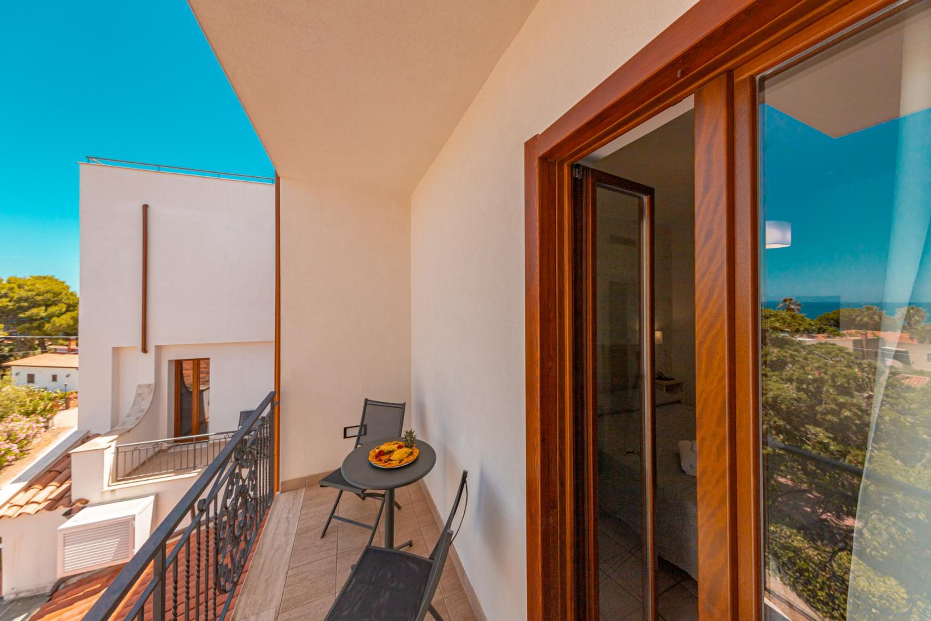 Double or Twin Room with Sea View