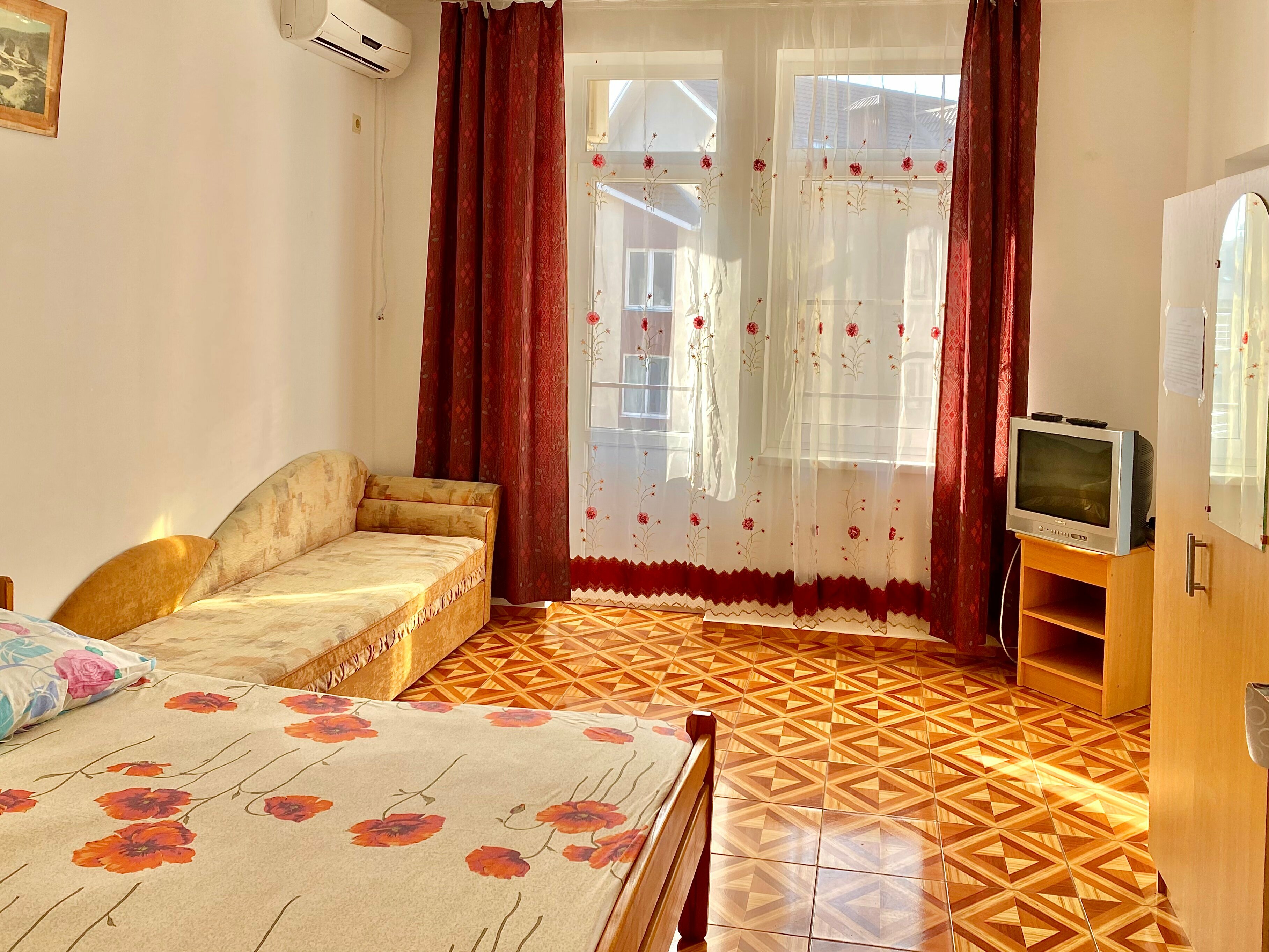 Трехместный номер с собственной ванной комнатой