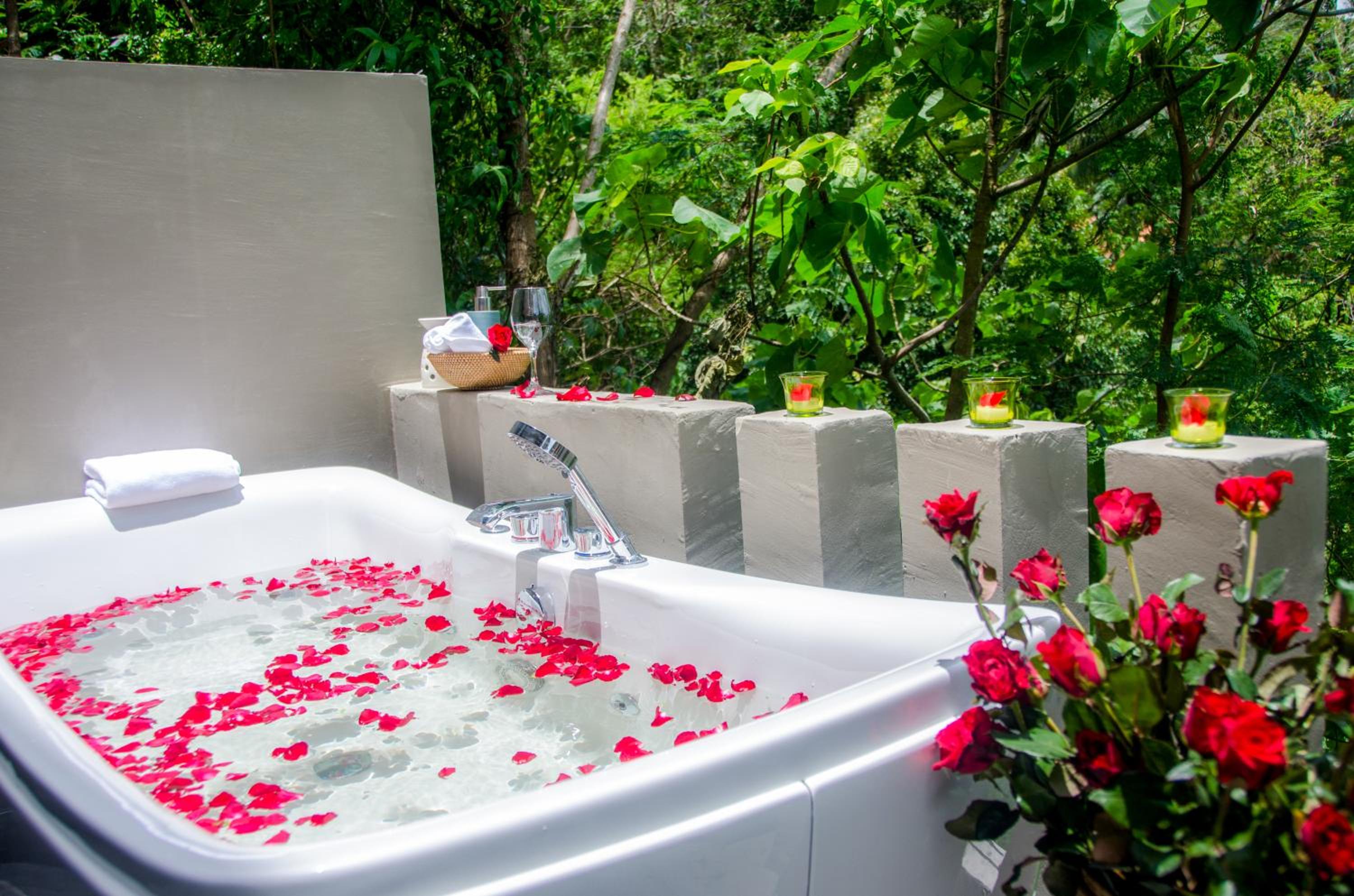 Grande Deluxe Jacuzzi