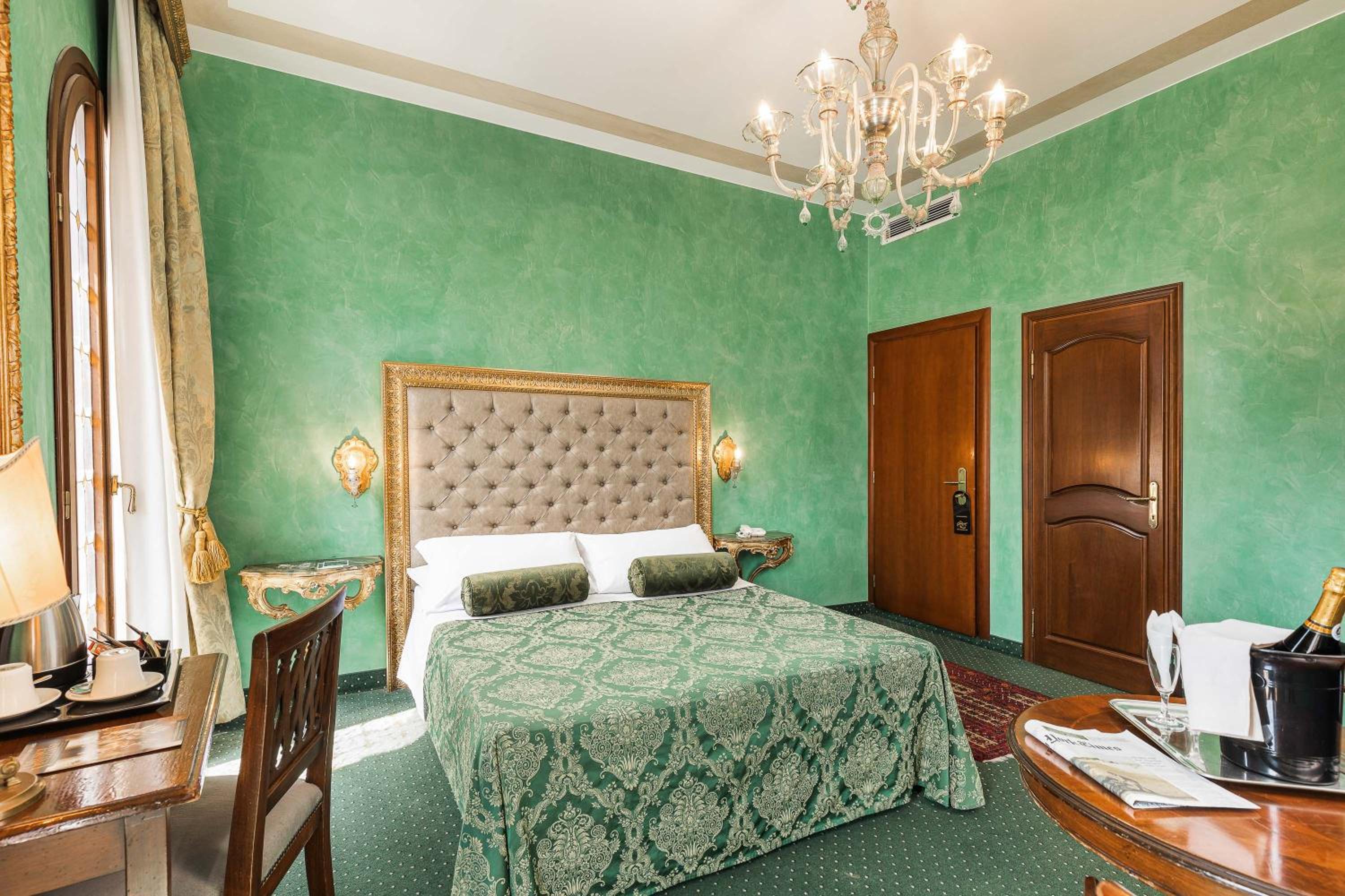 Deluxe Double or Twin Room with Canal View