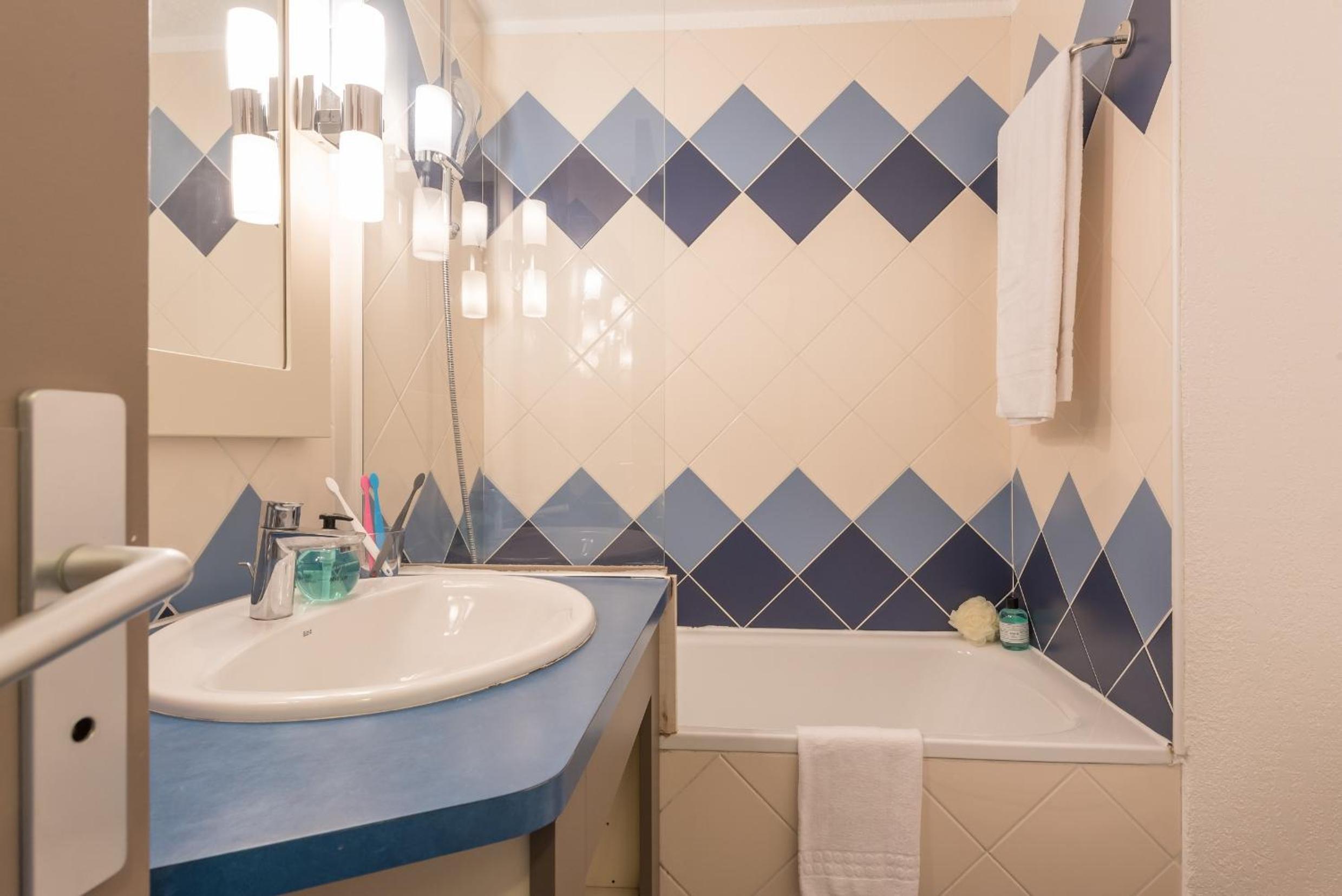 Studio with Sleeping Alcove and Air Conditioning (4 People)