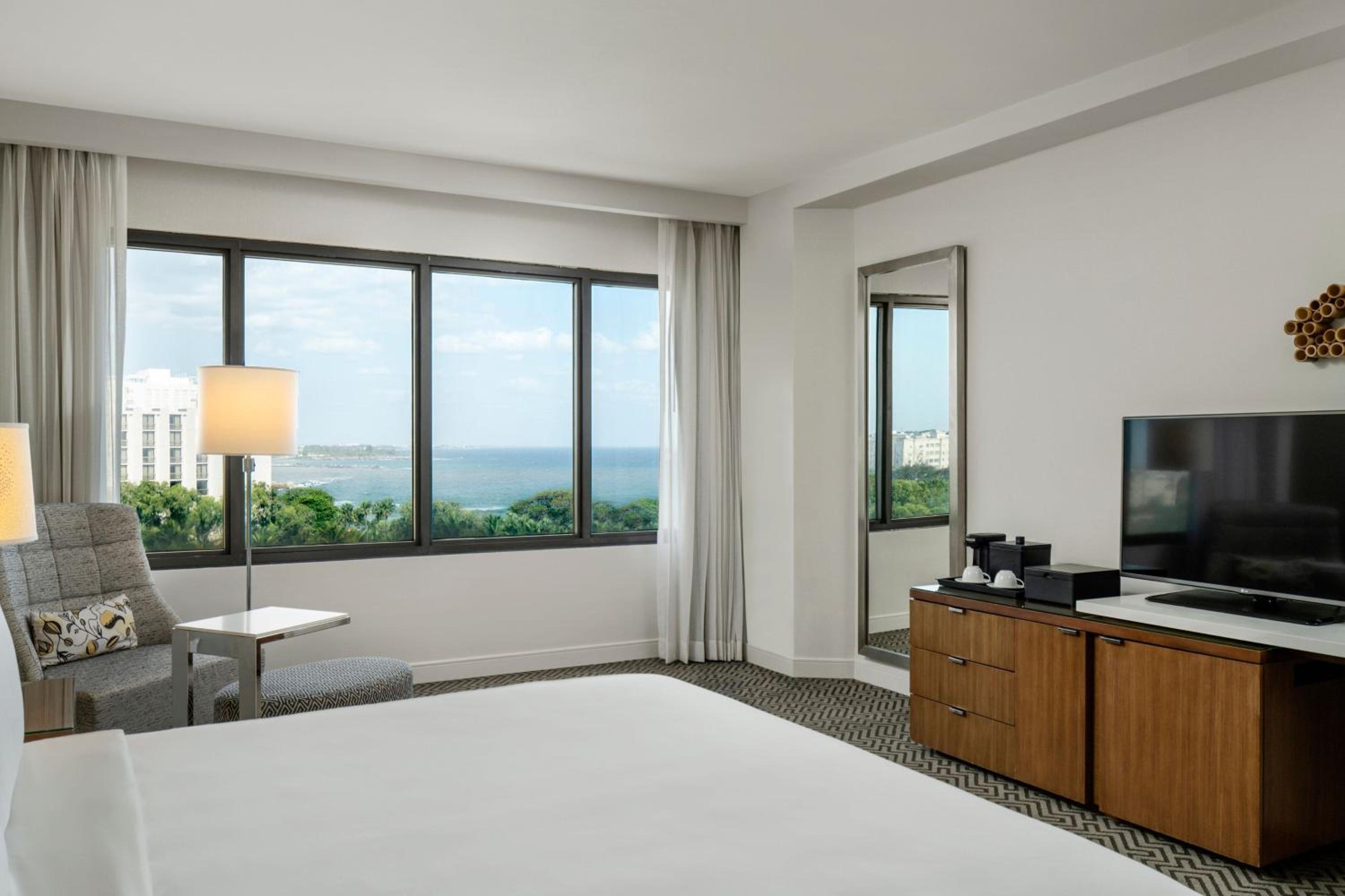 Club lounge access, Guest room, 1 King Bed, Jaragua Tower